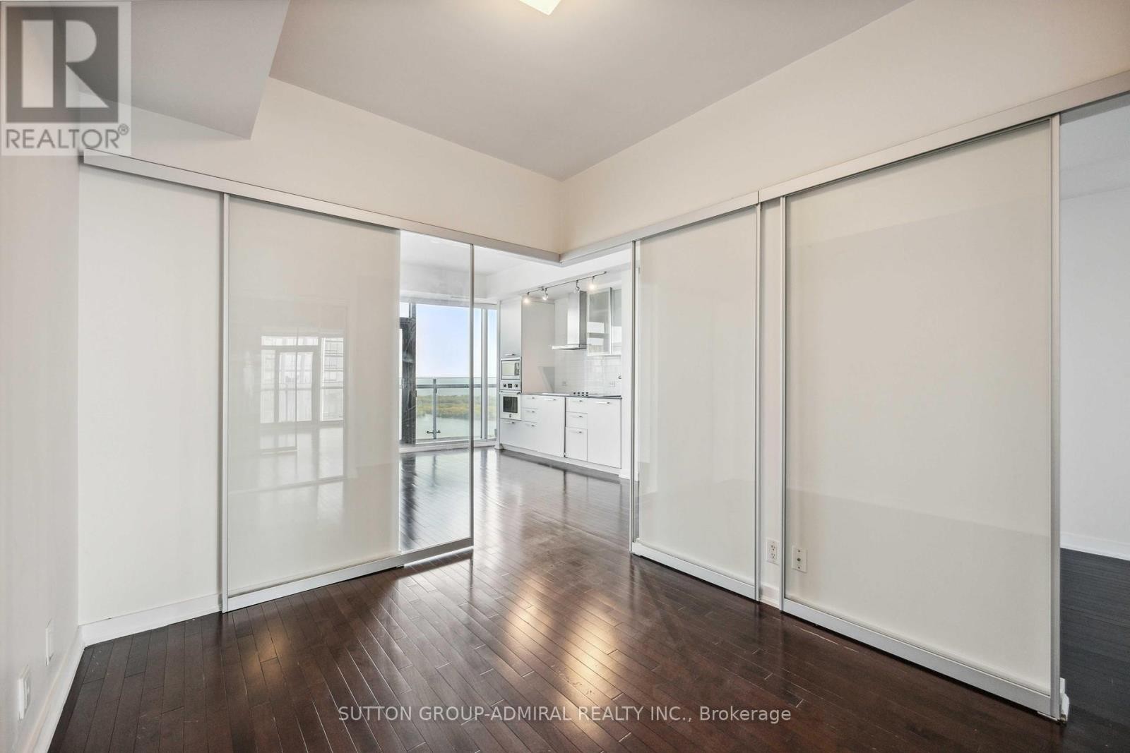 












4704 - 14 YORK STREET

,
Toronto (Waterfront Communities),




Ontario
M5J0B1

