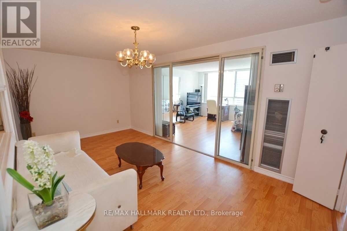 












2215 - 633 BAY STREET

,
Toronto (Bay Street Corridor),




Ontario
M5G2G4

