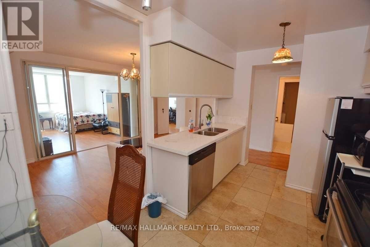 












2215 - 633 BAY STREET

,
Toronto (Bay Street Corridor),




Ontario
M5G2G4

