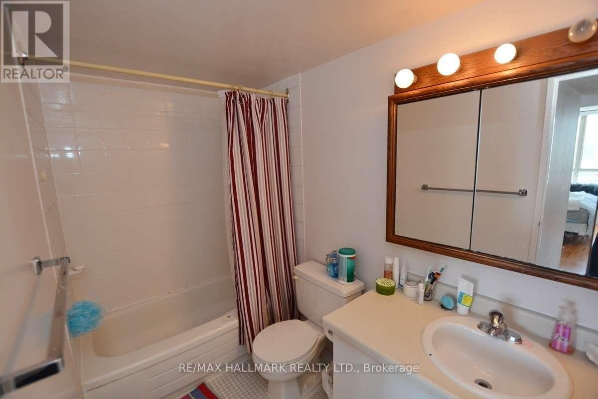 












2215 - 633 BAY STREET

,
Toronto (Bay Street Corridor),




Ontario
M5G2G4

