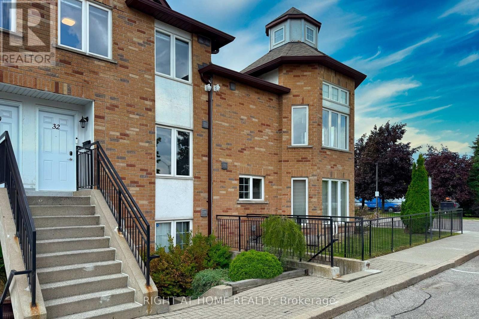 












32 - 988 SHEPPARD AVENUE W

,
Toronto (Bathurst Manor),




Ontario
M3H2T6

