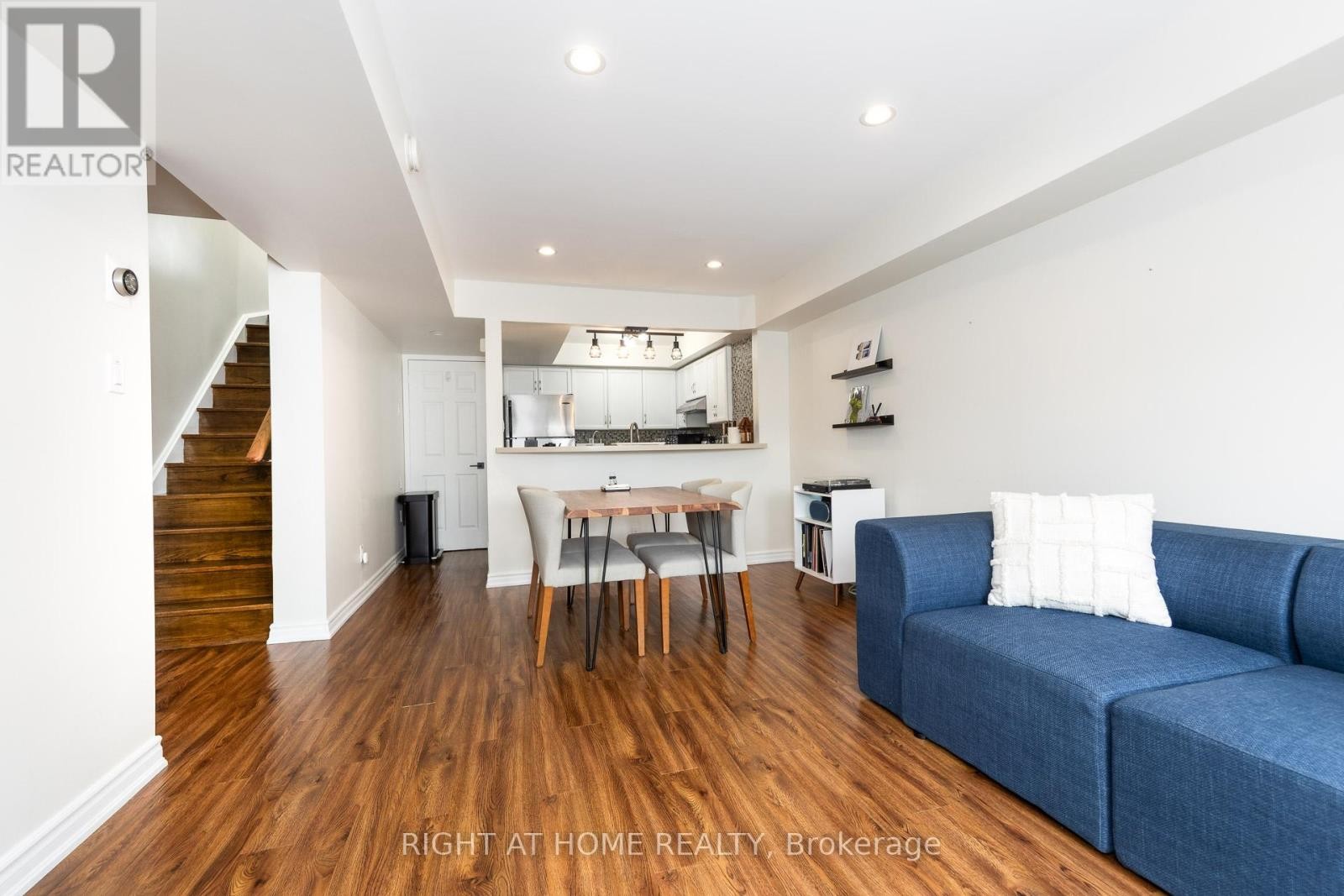 












32 - 988 SHEPPARD AVENUE W

,
Toronto (Bathurst Manor),




Ontario
M3H2T6

