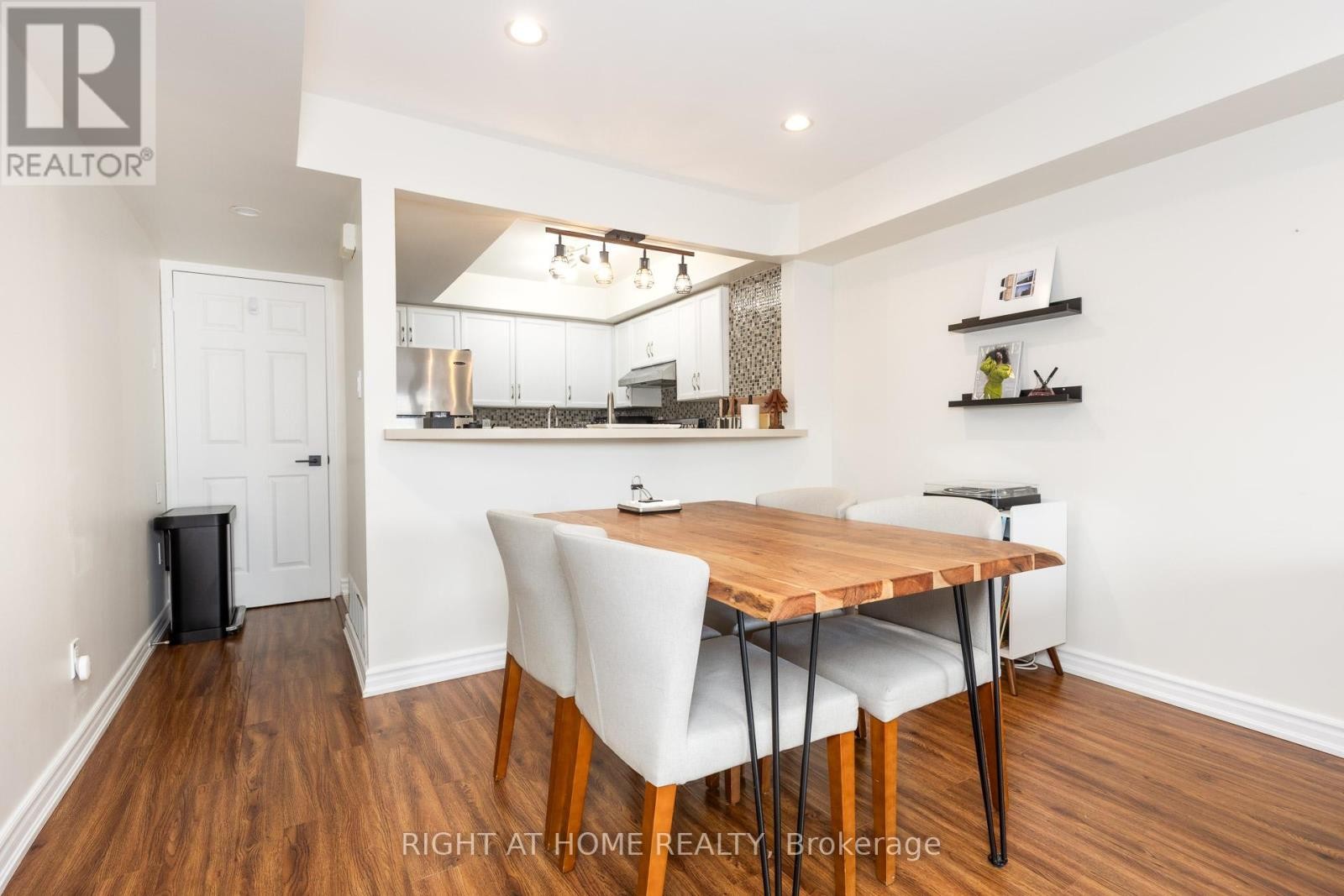 












32 - 988 SHEPPARD AVENUE W

,
Toronto (Bathurst Manor),




Ontario
M3H2T6

