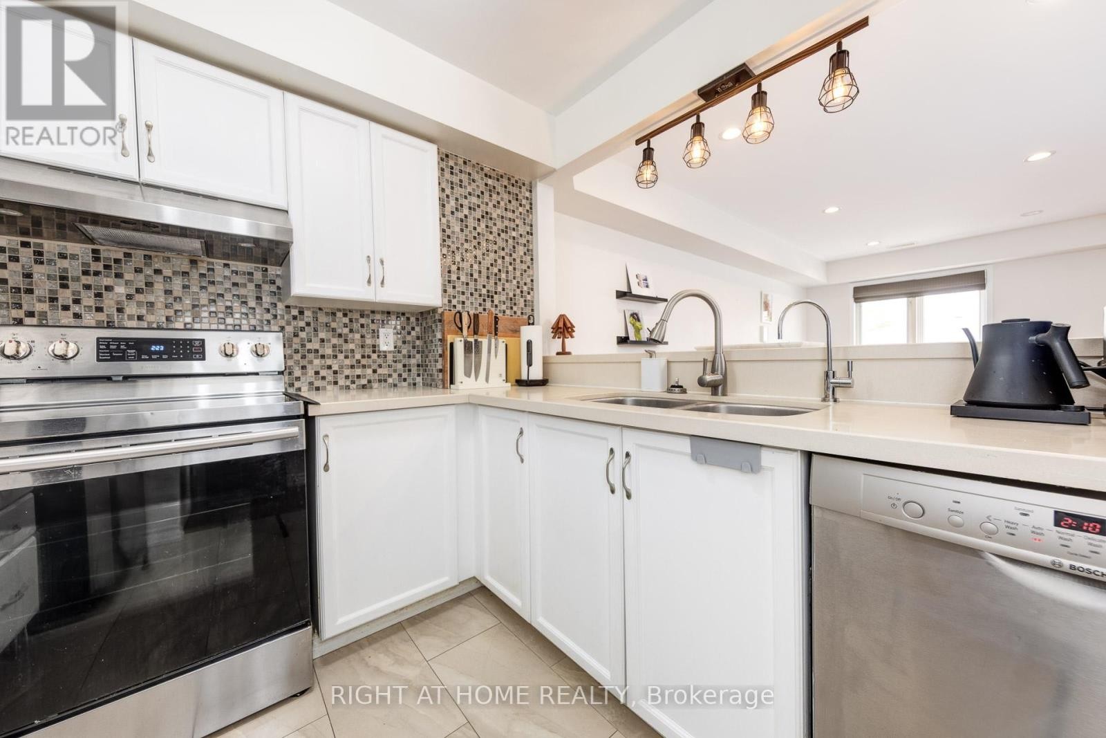












32 - 988 SHEPPARD AVENUE W

,
Toronto (Bathurst Manor),




Ontario
M3H2T6

