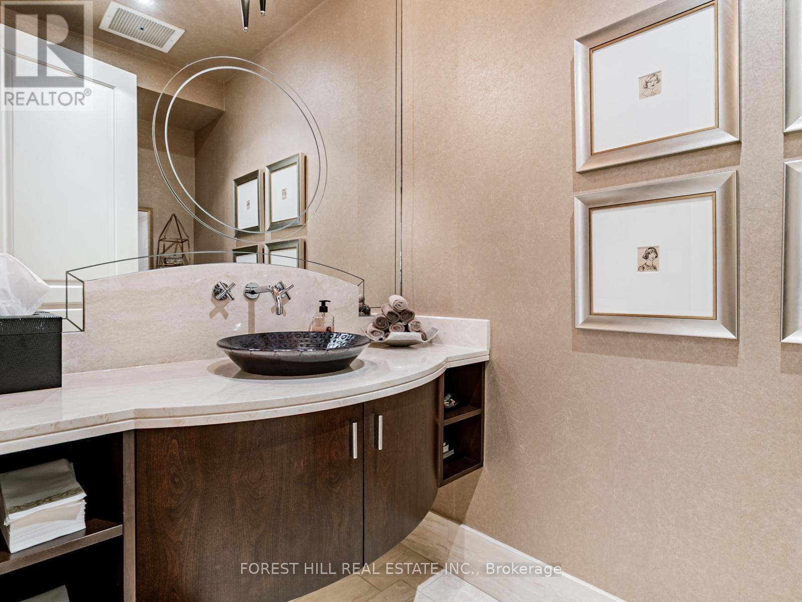 












7 CEDARWOOD AVENUE

,
Toronto (Bridle Path-Sunnybrook-York Mills),




Ontario
M2L1L7

