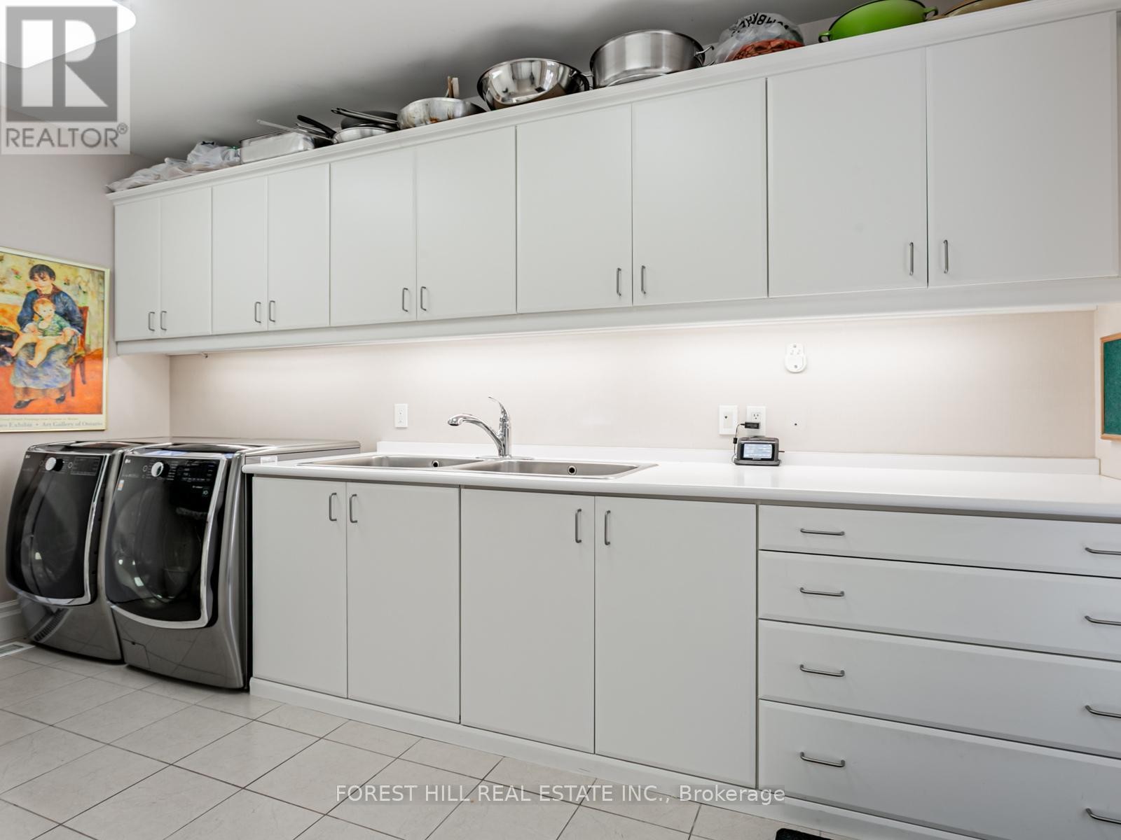 












7 CEDARWOOD AVENUE

,
Toronto (Bridle Path-Sunnybrook-York Mills),




Ontario
M2L1L7

