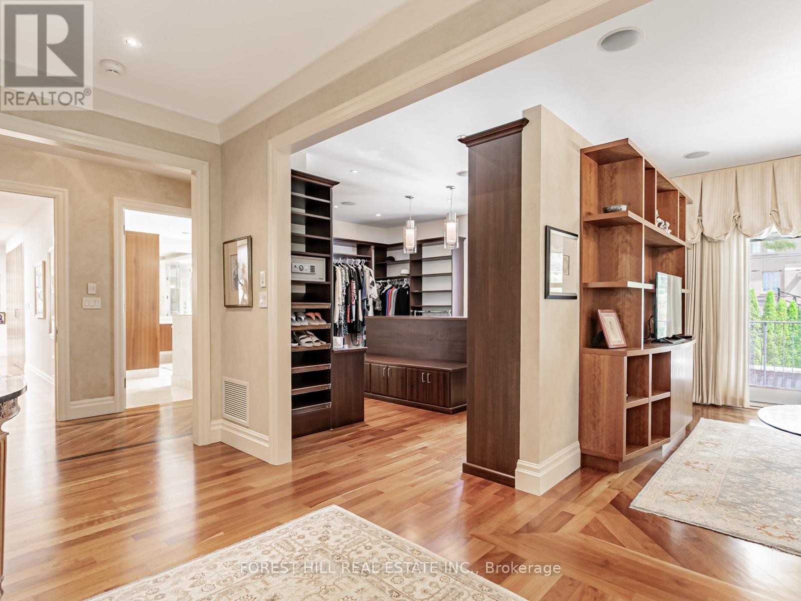 












7 CEDARWOOD AVENUE

,
Toronto (Bridle Path-Sunnybrook-York Mills),




Ontario
M2L1L7

