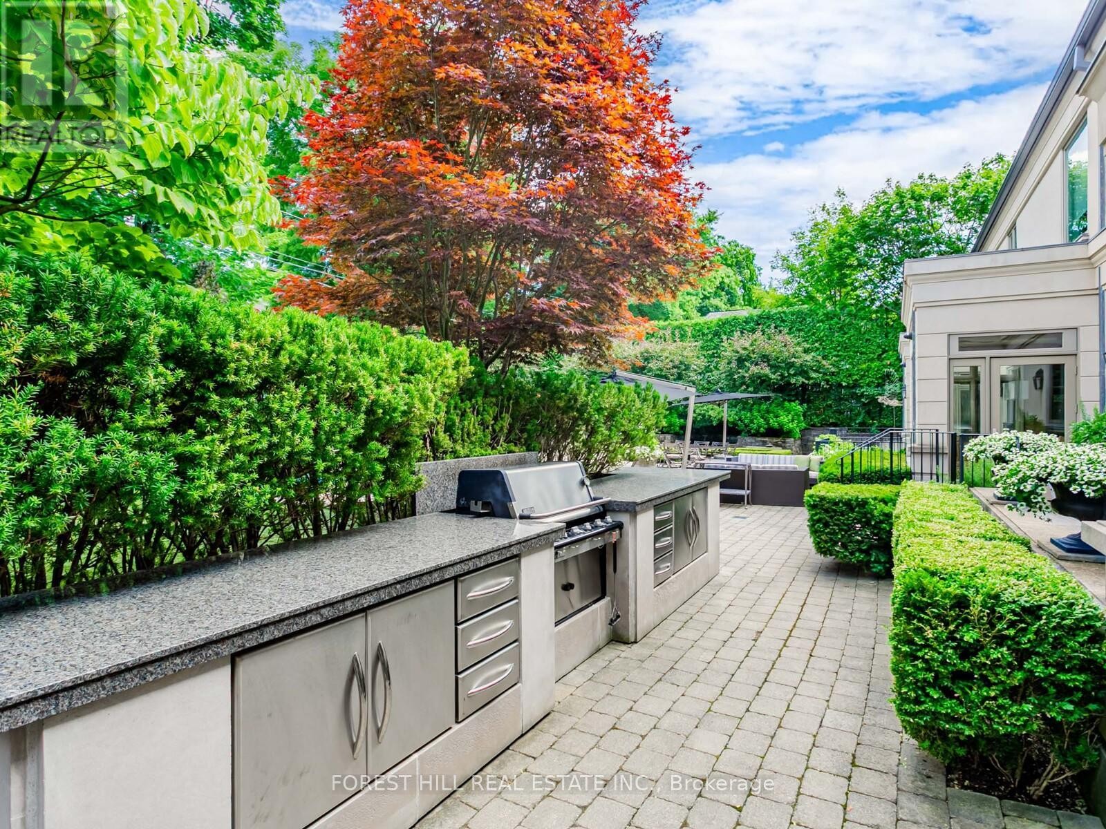 












7 CEDARWOOD AVENUE

,
Toronto (Bridle Path-Sunnybrook-York Mills),




Ontario
M2L1L7

