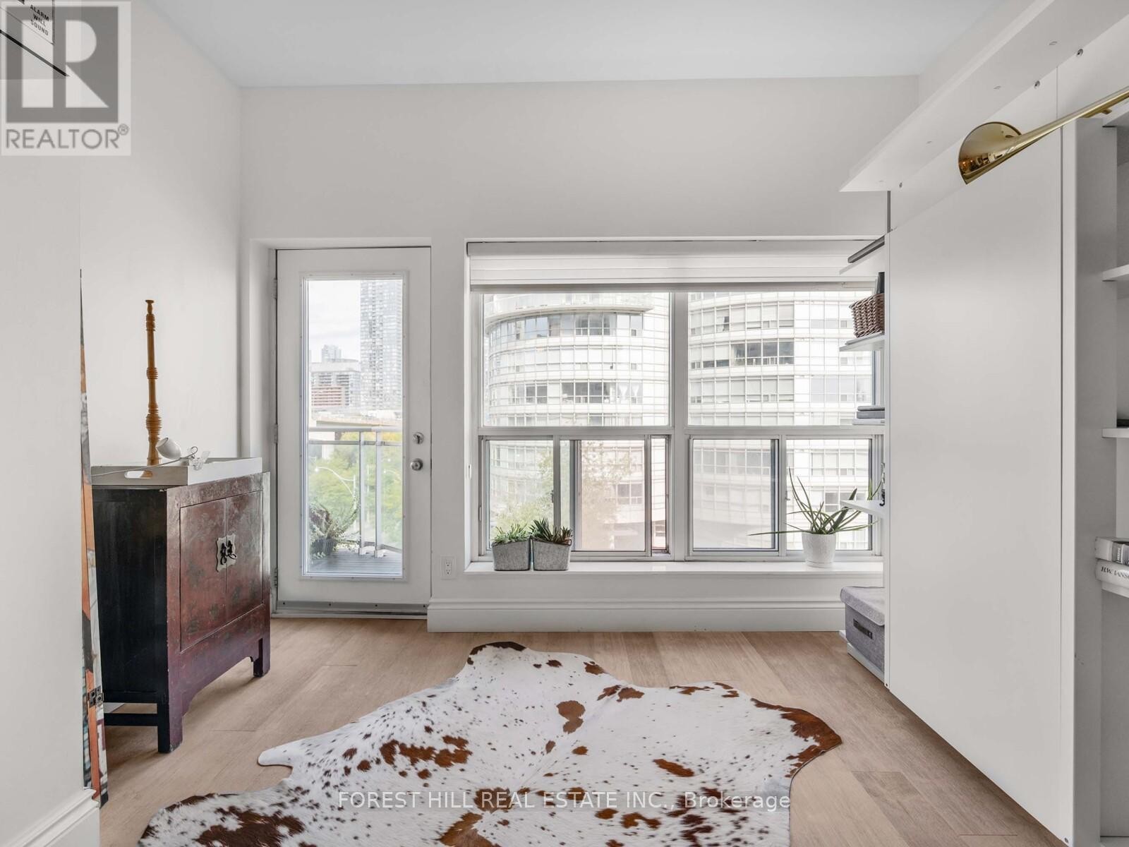 












606 - 600 QUEENS QUAY W

,
Toronto (Waterfront Communities),




Ontario
M5V3M3

