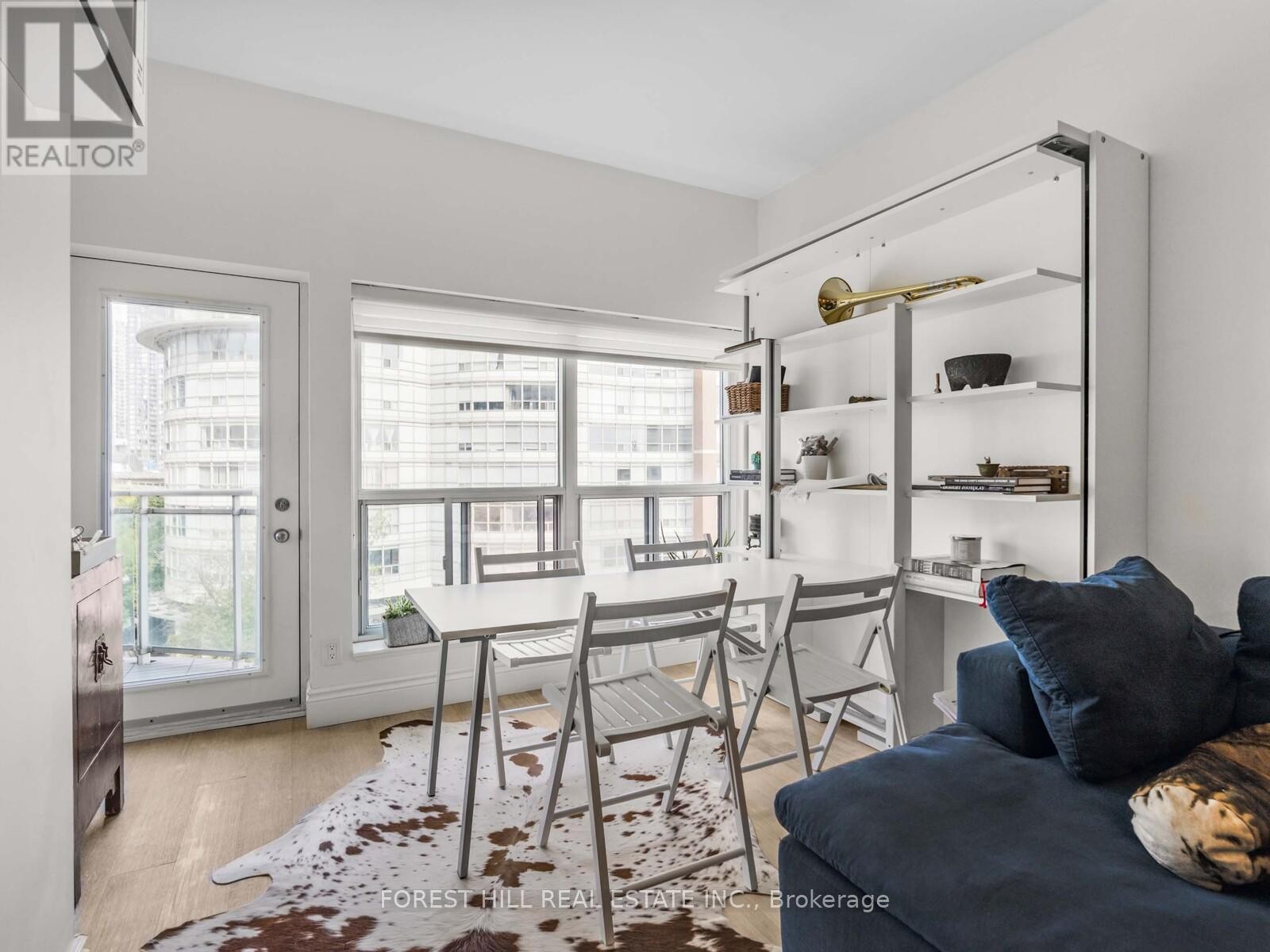 












606 - 600 QUEENS QUAY W

,
Toronto (Waterfront Communities),




Ontario
M5V3M3

