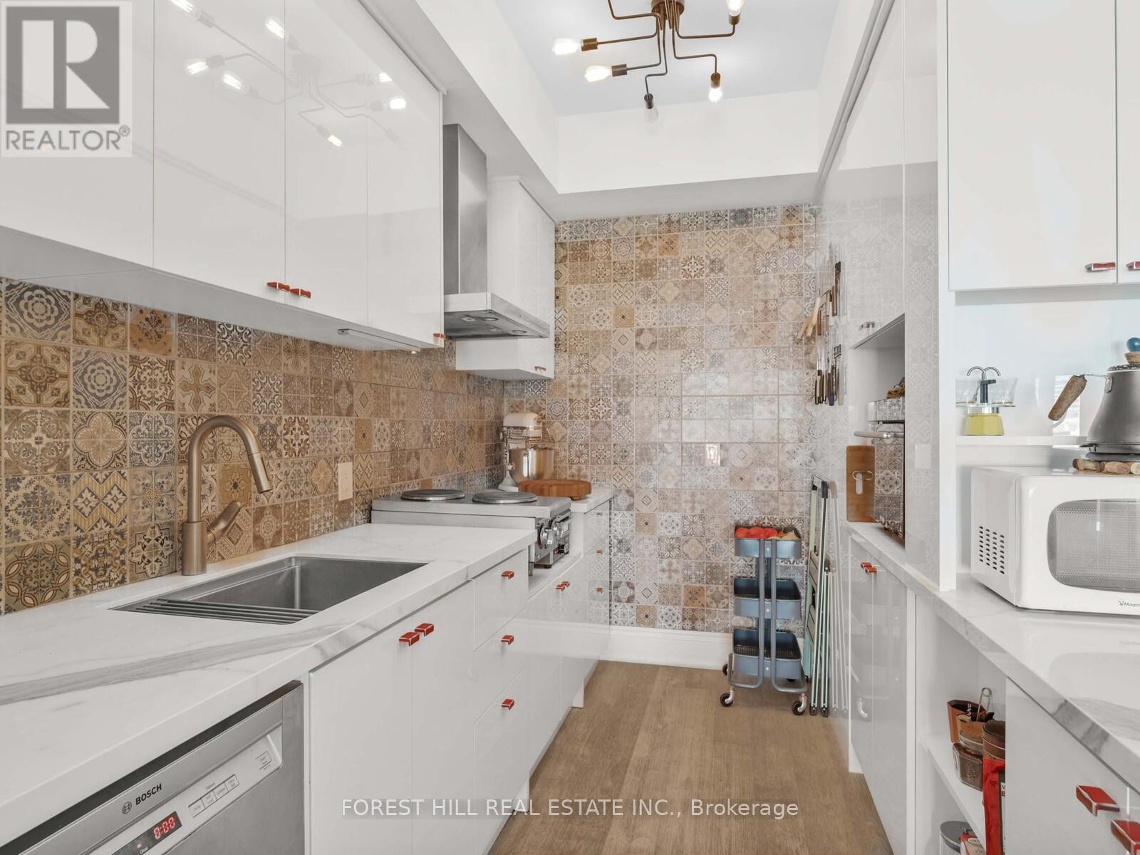 












606 - 600 QUEENS QUAY W

,
Toronto (Waterfront Communities),




Ontario
M5V3M3

