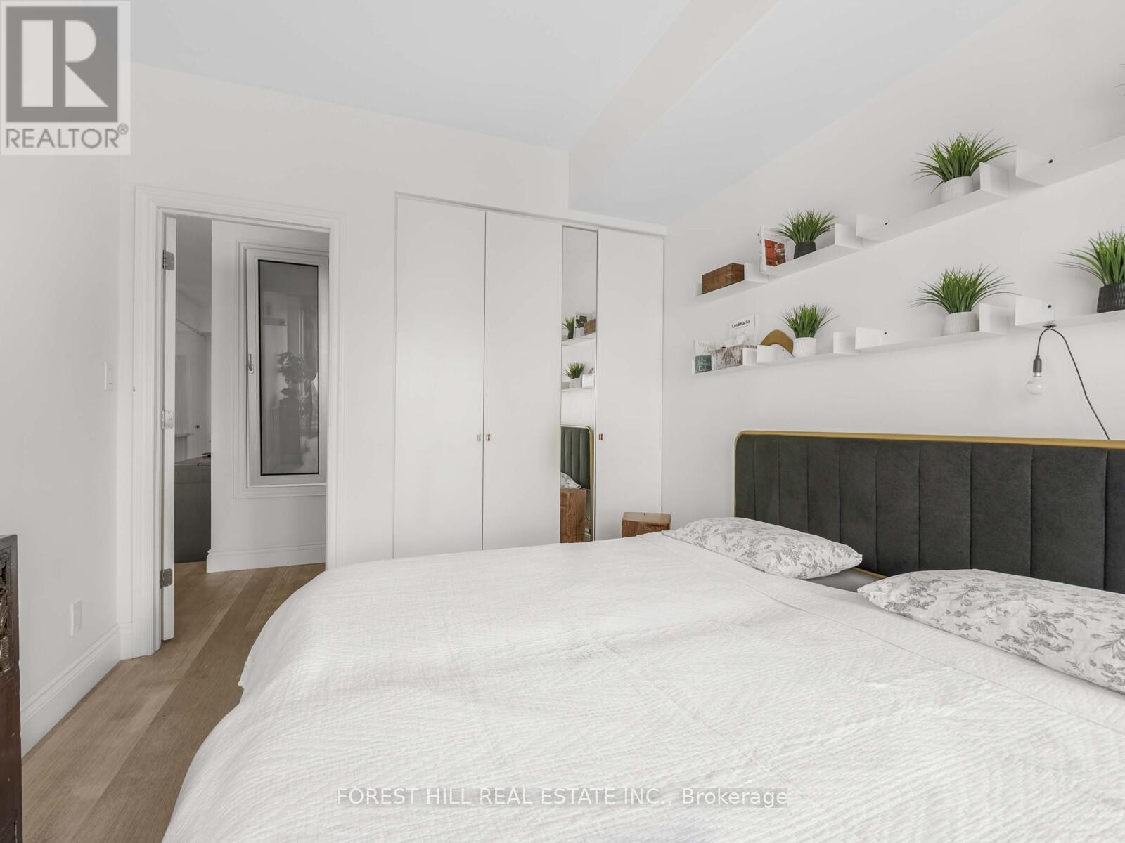 












606 - 600 QUEENS QUAY W

,
Toronto (Waterfront Communities),




Ontario
M5V3M3

