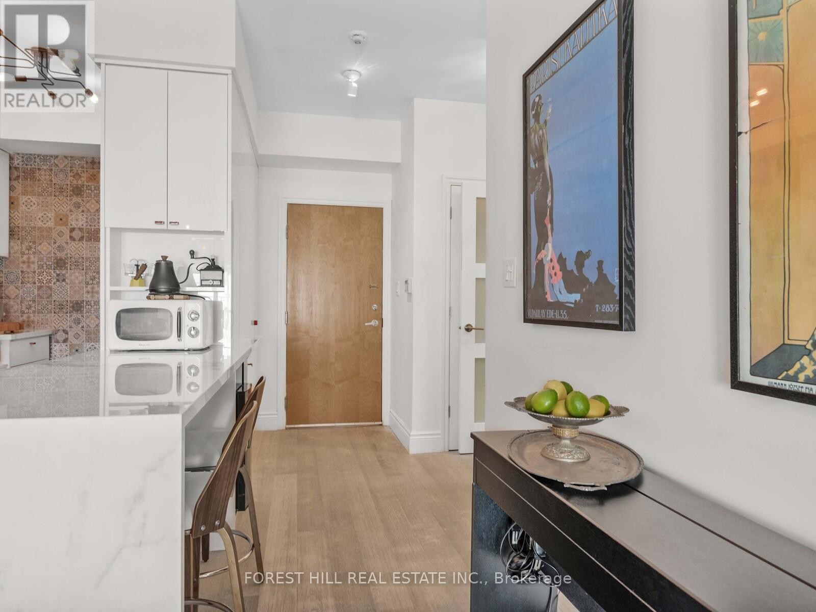 












606 - 600 QUEENS QUAY W

,
Toronto (Waterfront Communities),




Ontario
M5V3M3

