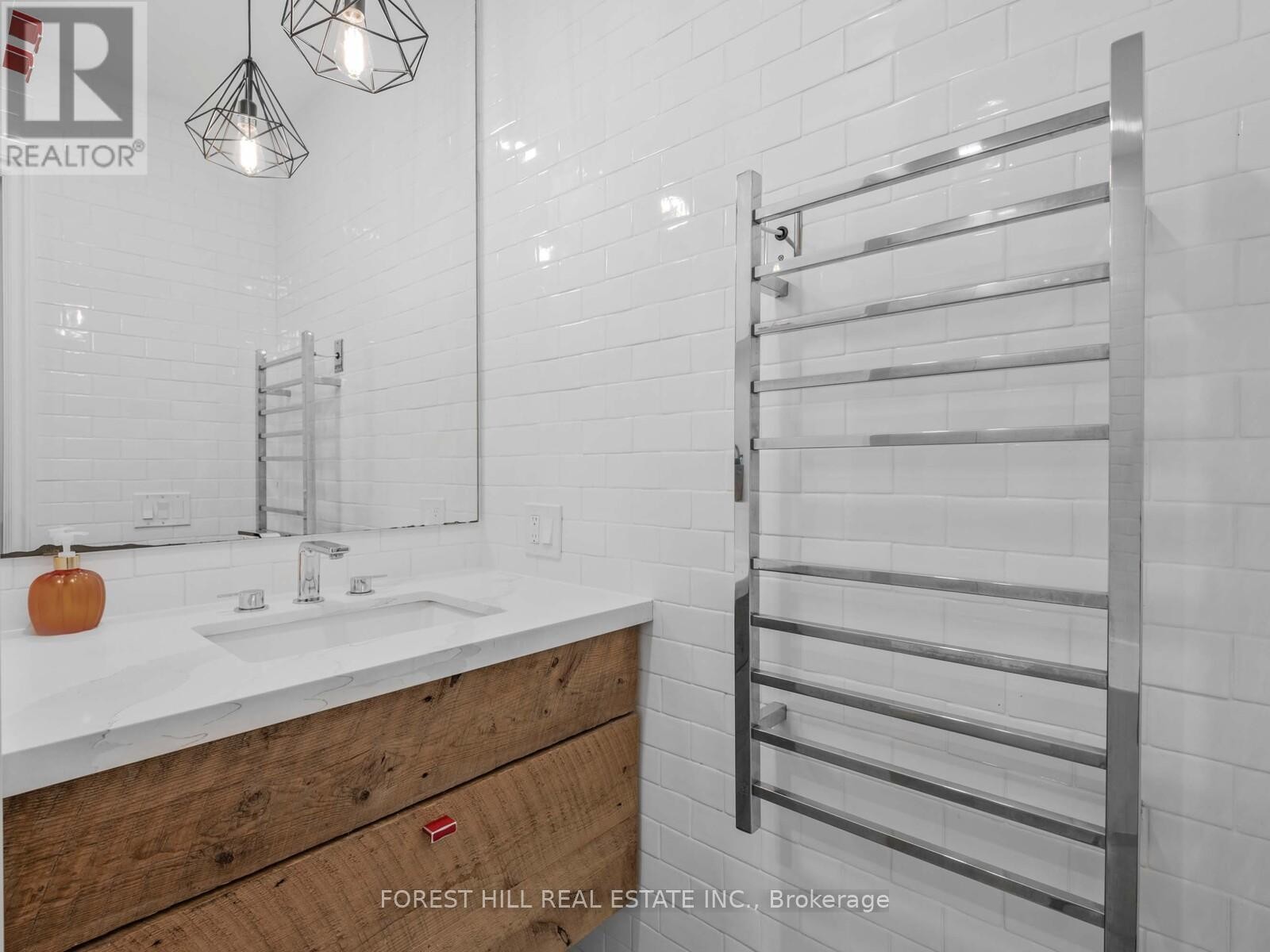 












606 - 600 QUEENS QUAY W

,
Toronto (Waterfront Communities),




Ontario
M5V3M3

