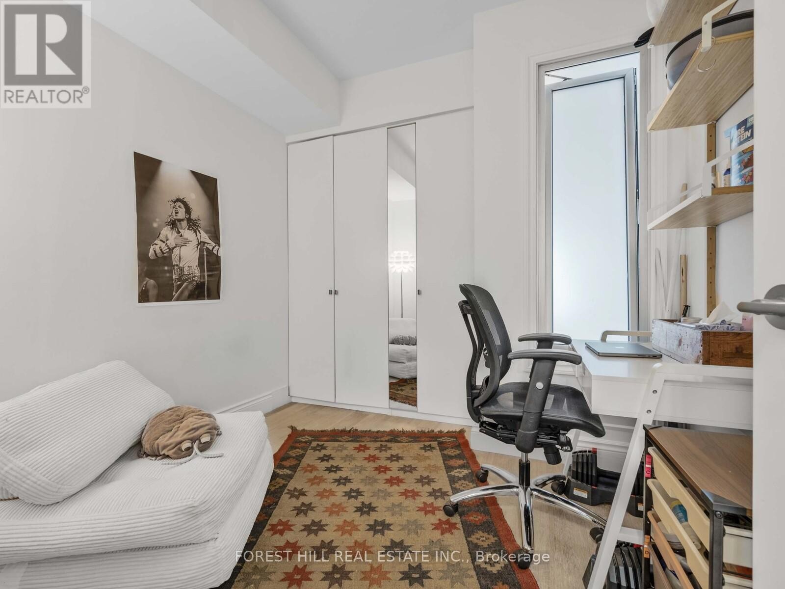 












606 - 600 QUEENS QUAY W

,
Toronto (Waterfront Communities),




Ontario
M5V3M3

