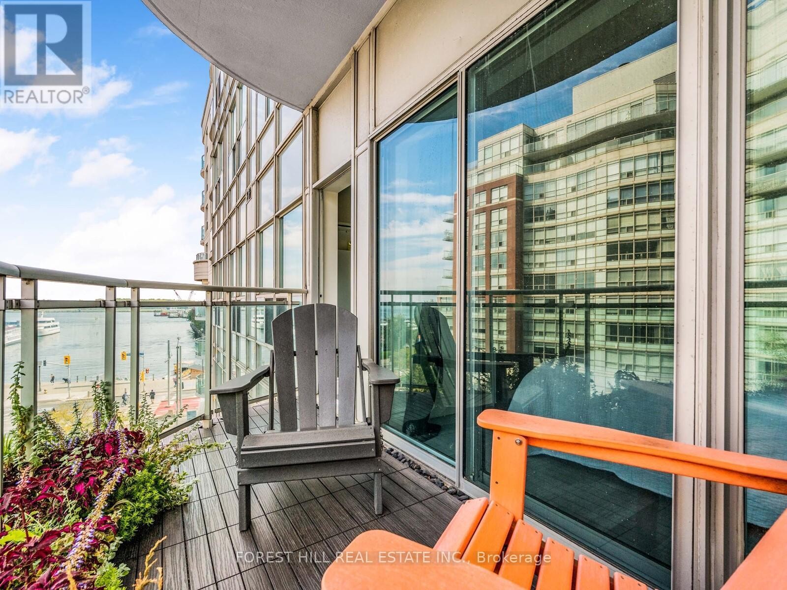 












606 - 600 QUEENS QUAY W

,
Toronto (Waterfront Communities),




Ontario
M5V3M3

