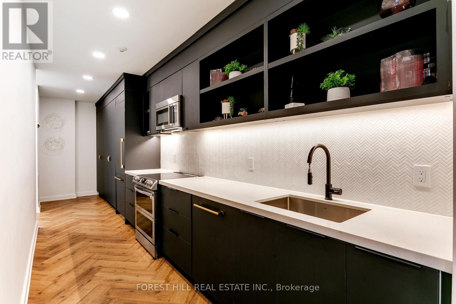 












606 - 600 QUEENS QUAY W

,
Toronto (Waterfront Communities),




Ontario
M5V3M3

