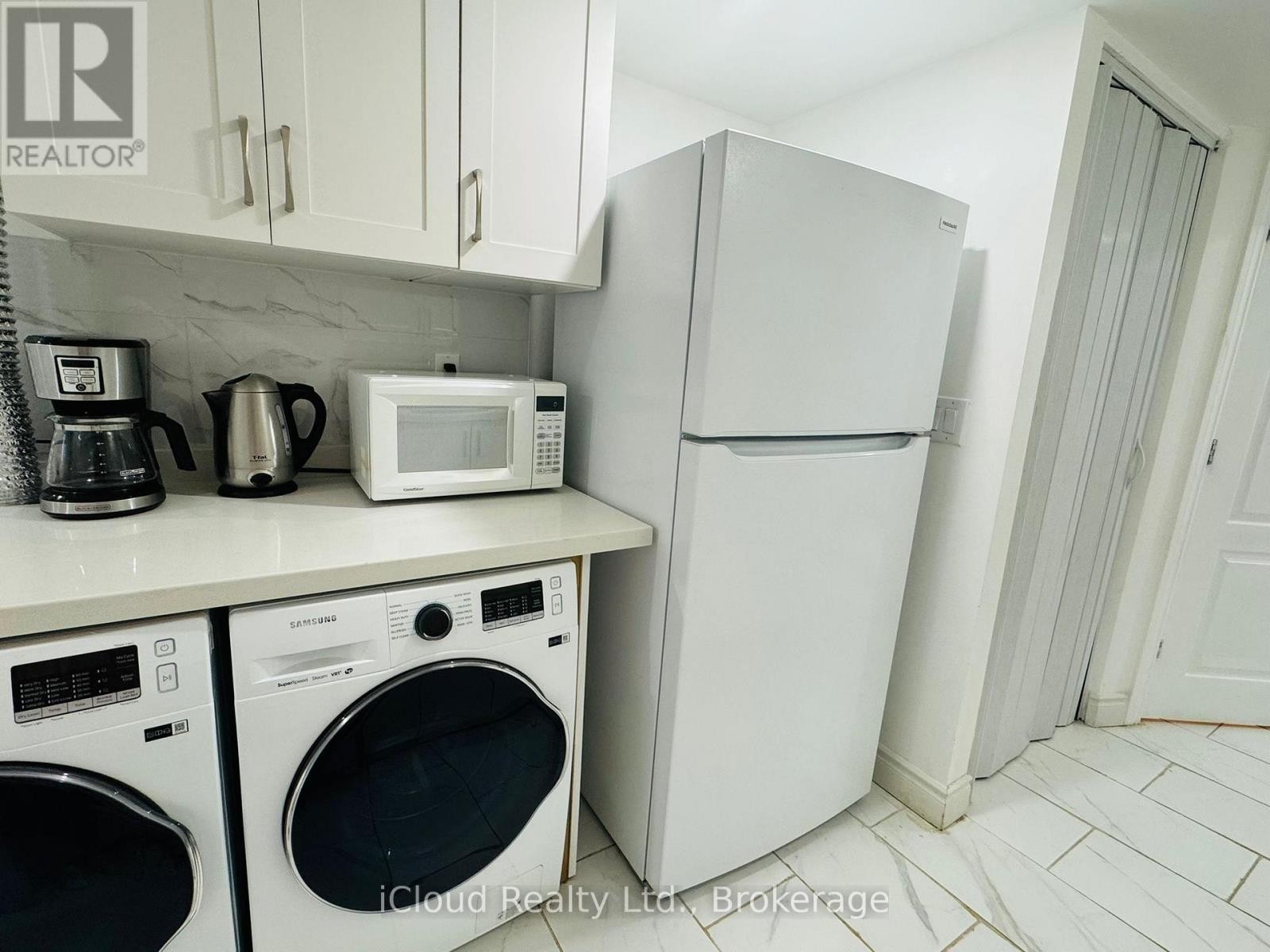 












(BASEMENT) - 33 GEMINI ROAD

,
Toronto (Bayview Woods-Steeles),




Ontario
M2K2G7

