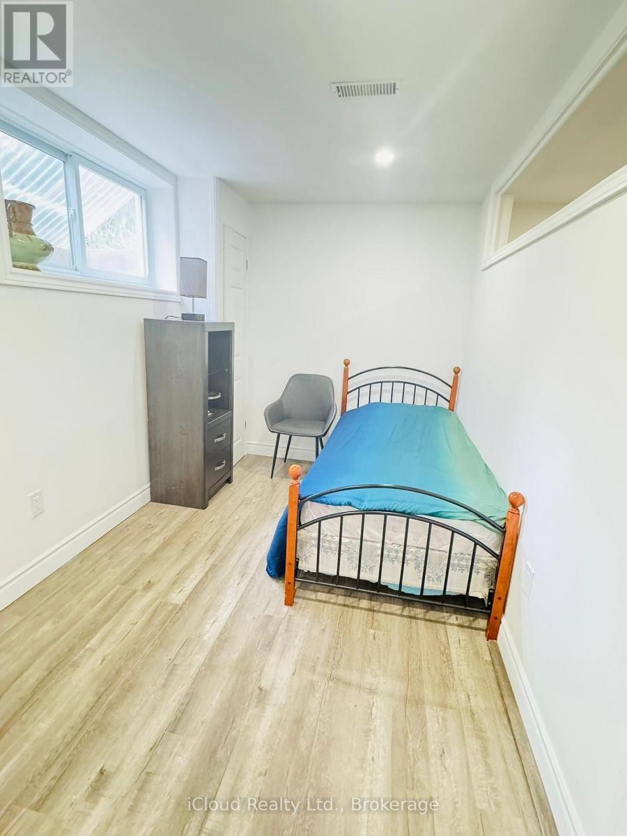 












(BASEMENT) - 33 GEMINI ROAD

,
Toronto (Bayview Woods-Steeles),




Ontario
M2K2G7

