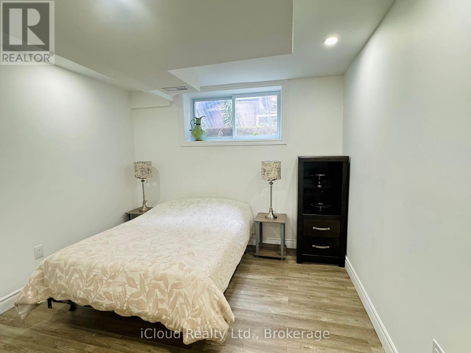 












(BASEMENT) - 33 GEMINI ROAD

,
Toronto (Bayview Woods-Steeles),




Ontario
M2K2G7

