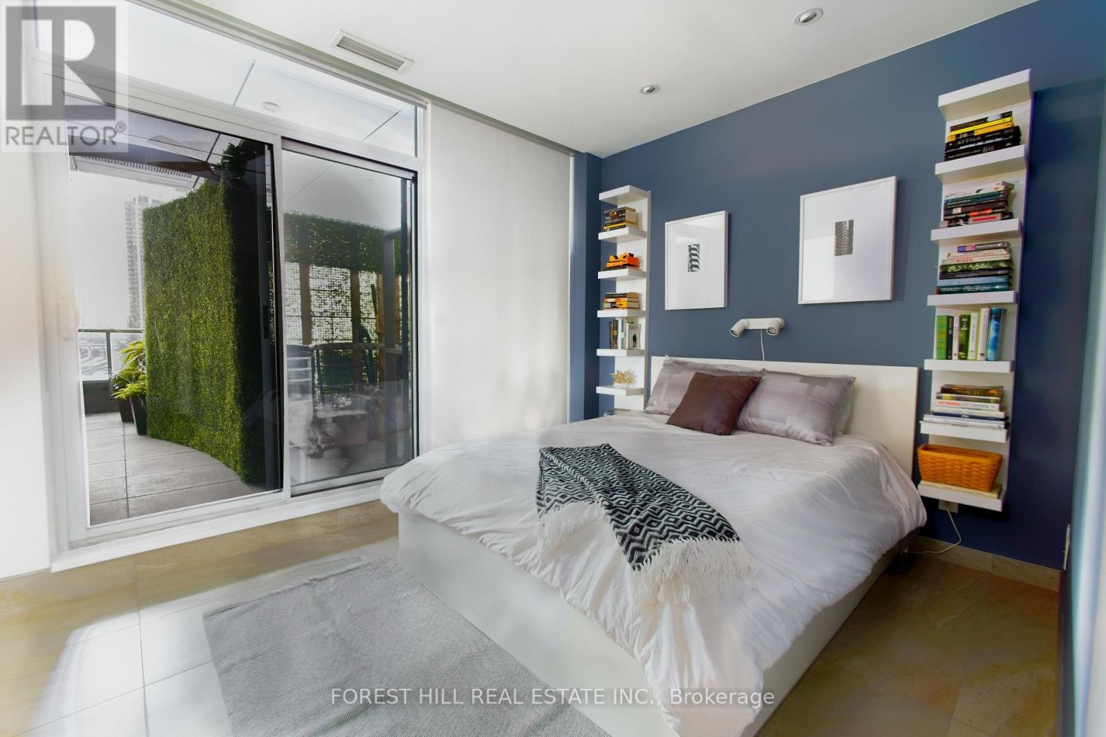 












809 - 1 MARKET STREET

,
Toronto (Waterfront Communities),




Ontario
M5E0A2

