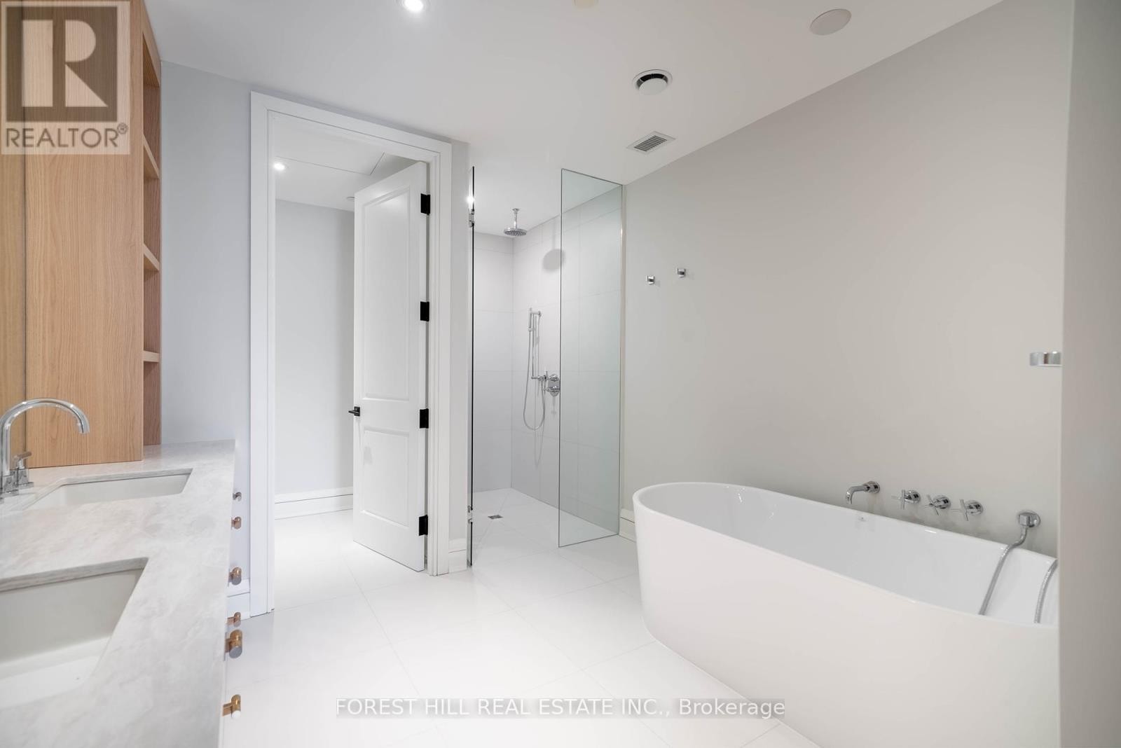 












6A - 2010 BATHURST STREET

,
Toronto (Humewood-Cedarvale),




Ontario
M5P0A8

