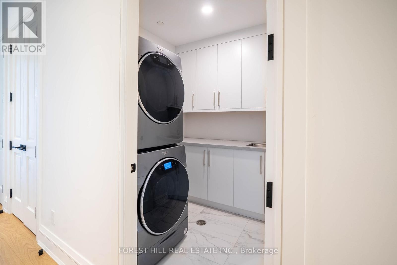 












6A - 2010 BATHURST STREET

,
Toronto (Humewood-Cedarvale),




Ontario
M5P0A8

