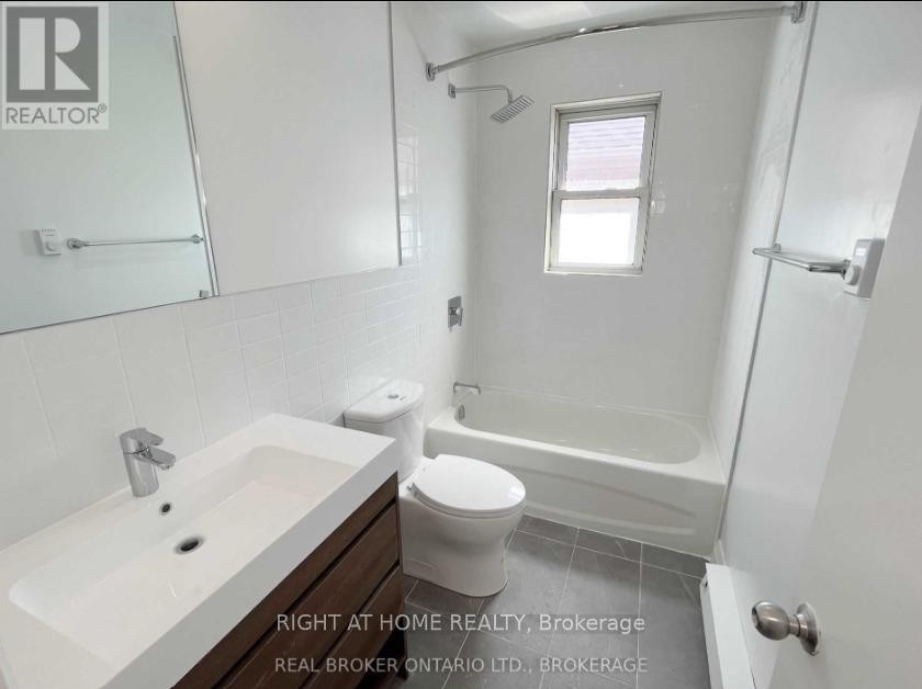 












1 - 1715 BATHURST STREET

,
Toronto (Forest Hill South),




Ontario
M5P3K4

