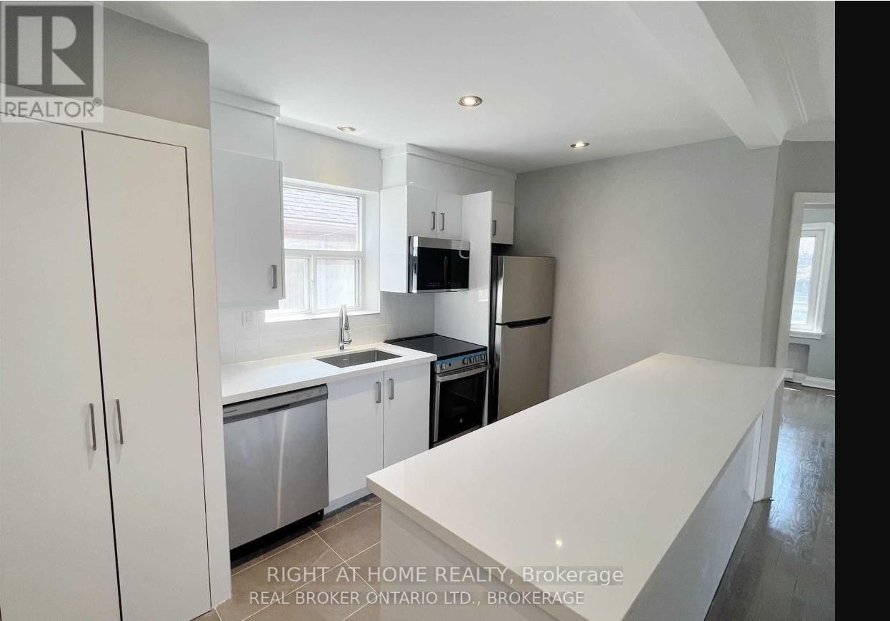 












1 - 1715 BATHURST STREET

,
Toronto (Forest Hill South),




Ontario
M5P3K4

