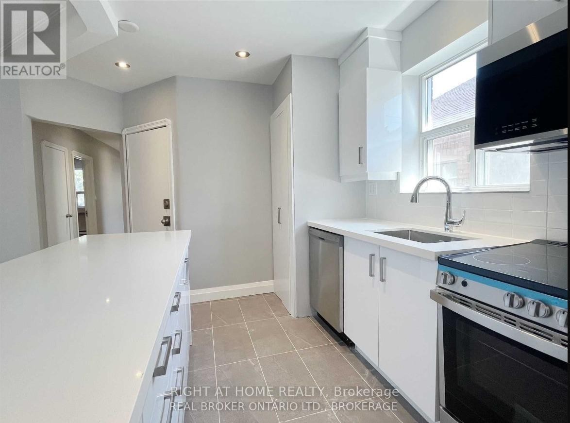 












1 - 1715 BATHURST STREET

,
Toronto (Forest Hill South),




Ontario
M5P3K4

