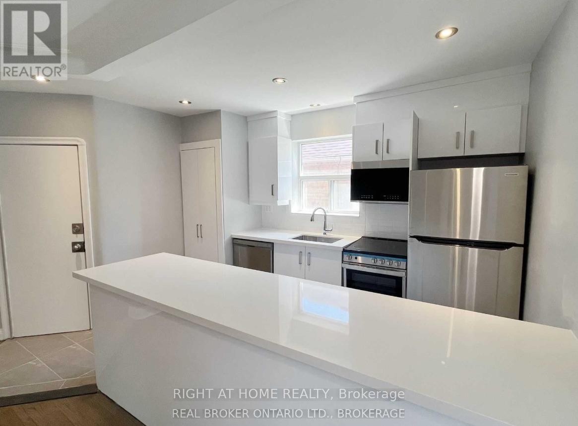 












1 - 1715 BATHURST STREET

,
Toronto (Forest Hill South),




Ontario
M5P3K4

