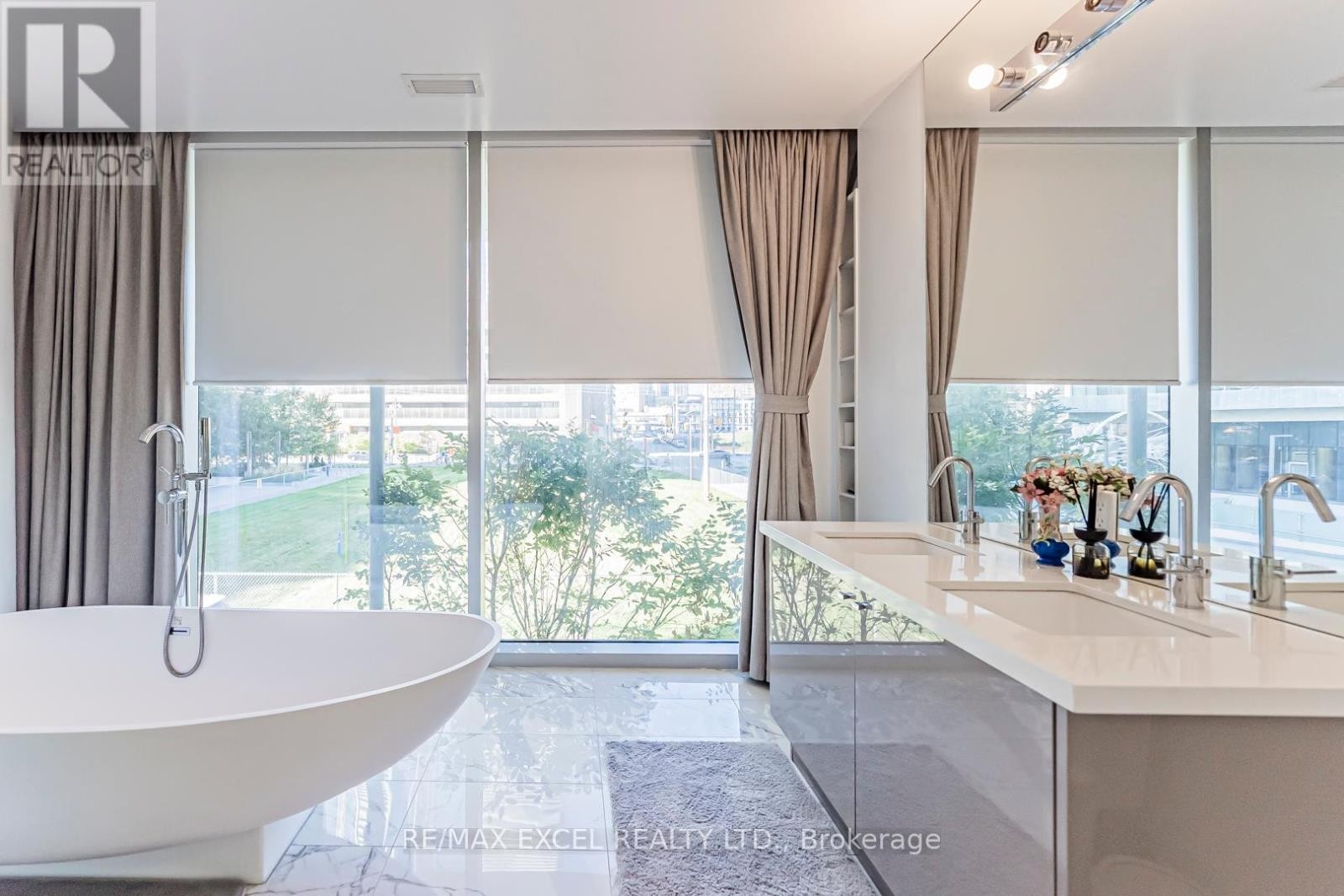 












TH127 - 29 QUEENS QUAY E

,
Toronto (Waterfront Communities),




Ontario
M5E0A4

