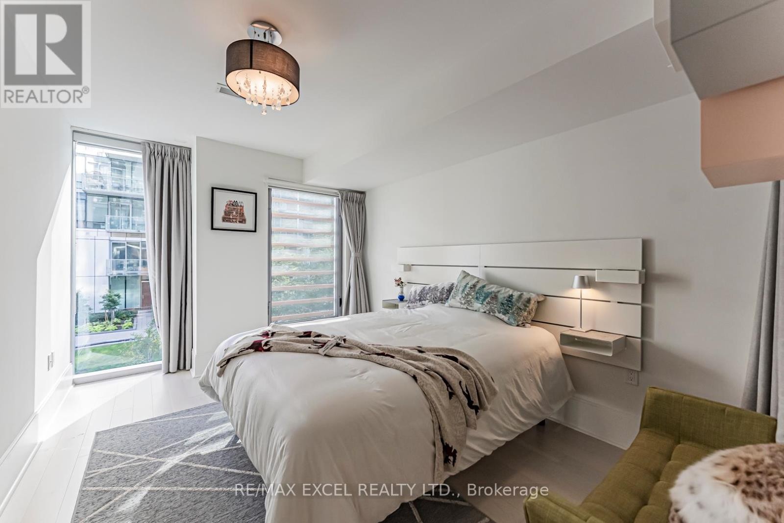 












TH127 - 29 QUEENS QUAY E

,
Toronto (Waterfront Communities),




Ontario
M5E0A4

