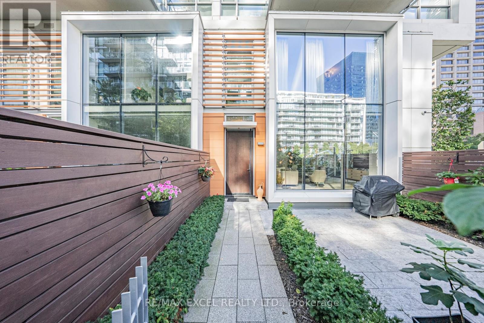 












TH127 - 29 QUEENS QUAY E

,
Toronto (Waterfront Communities),




Ontario
M5E0A4

