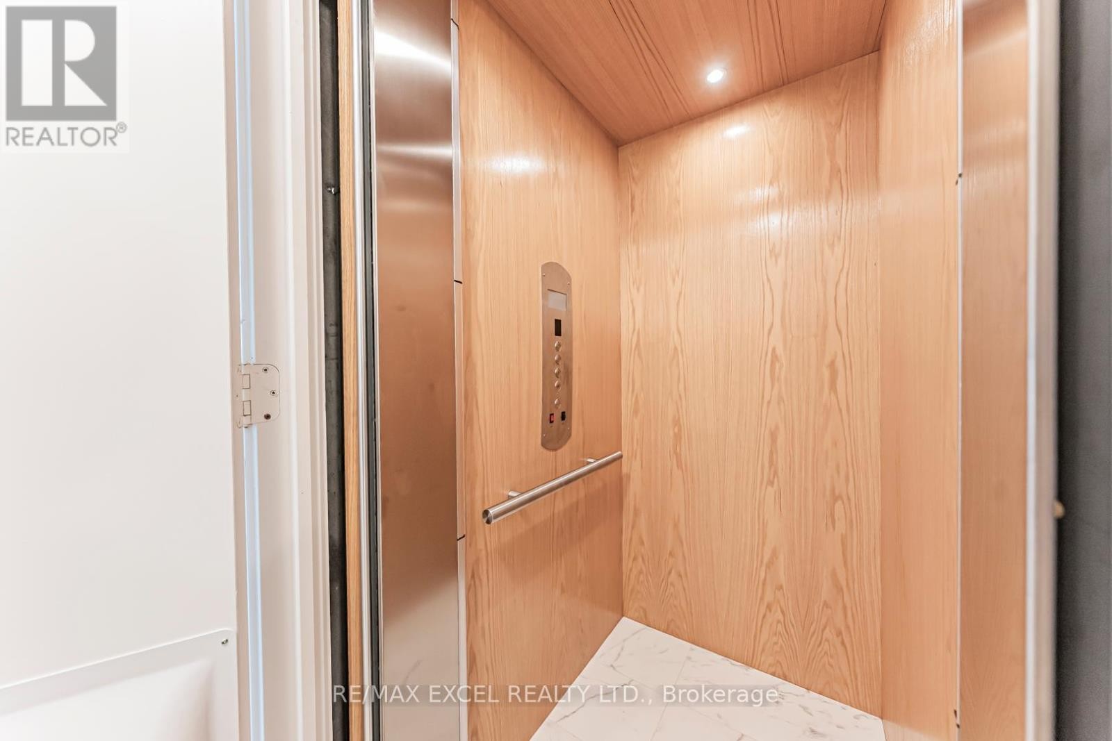 












TH127 - 29 QUEENS QUAY E

,
Toronto (Waterfront Communities),




Ontario
M5E0A4

