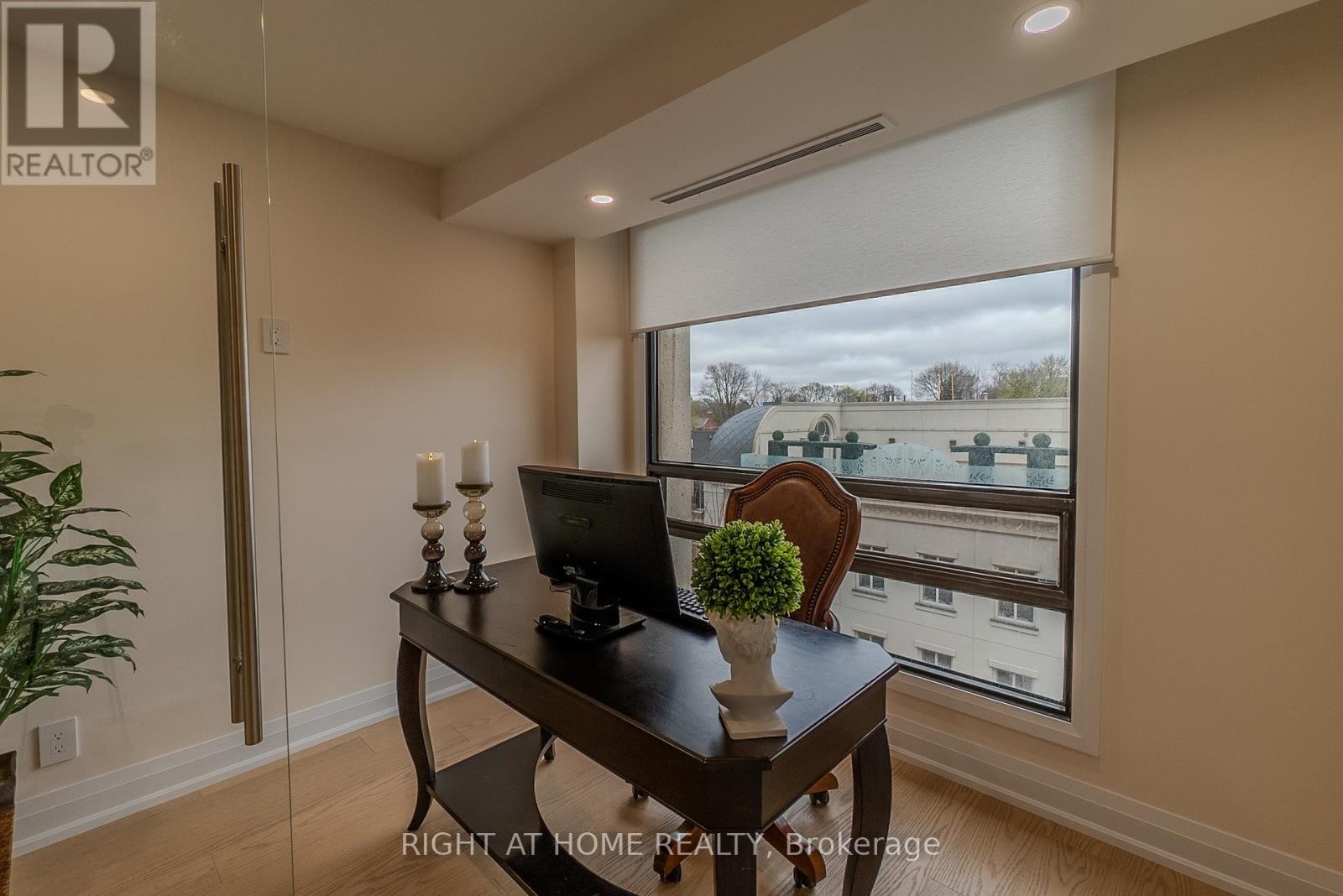 












608 - 447 WALMER ROAD

,
Toronto (Forest Hill South),




Ontario
M5P2X9

