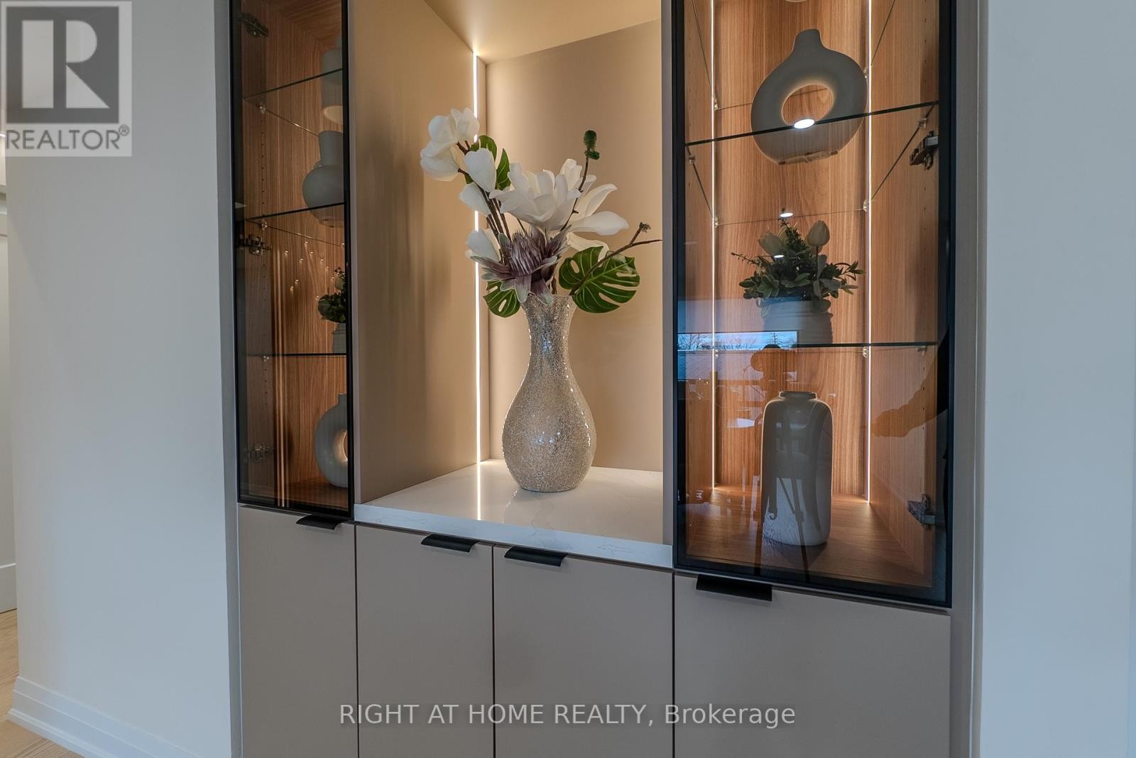 












608 - 447 WALMER ROAD

,
Toronto (Forest Hill South),




Ontario
M5P2X9

