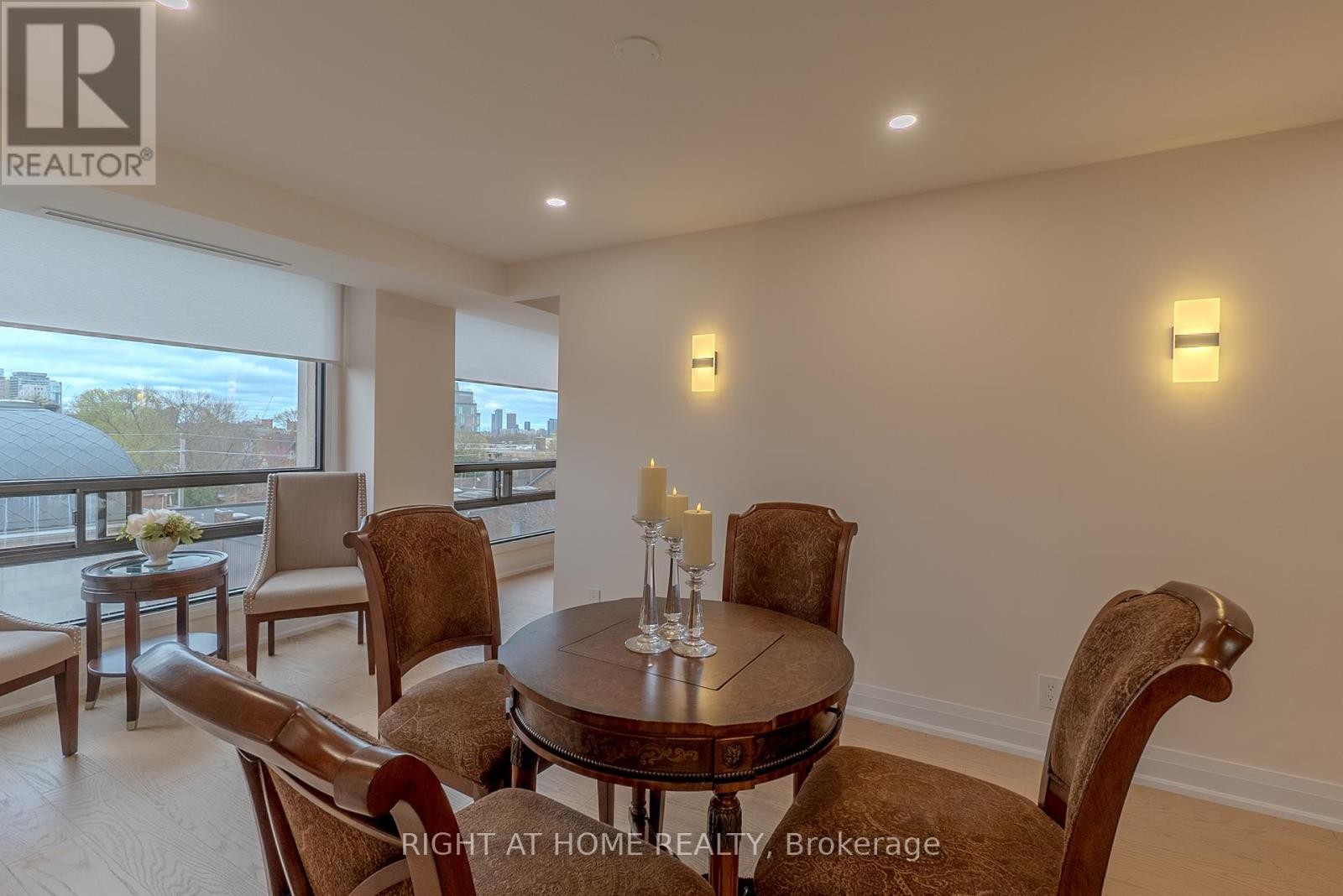 












608 - 447 WALMER ROAD

,
Toronto (Forest Hill South),




Ontario
M5P2X9

