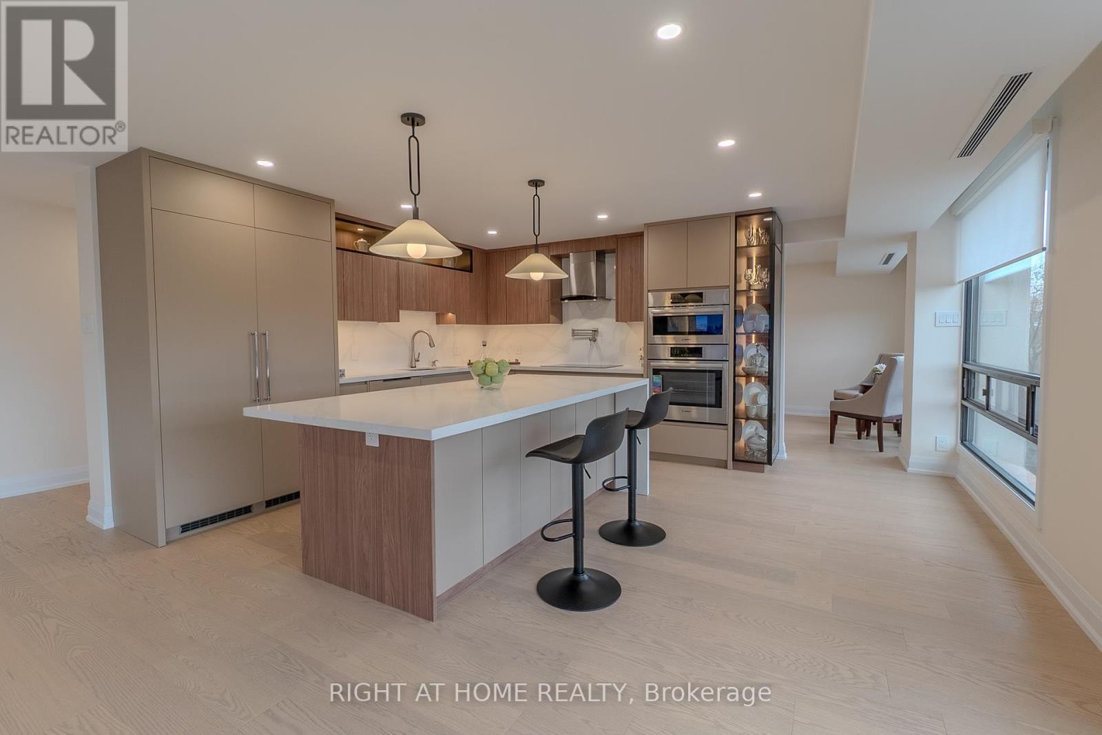 












608 - 447 WALMER ROAD

,
Toronto (Forest Hill South),




Ontario
M5P2X9

