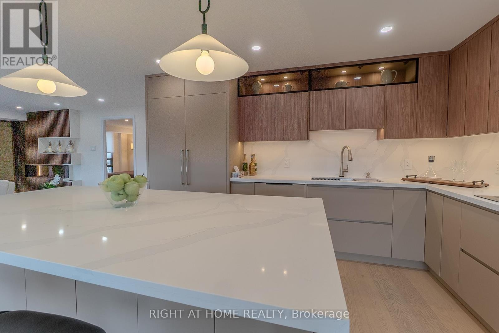 












608 - 447 WALMER ROAD

,
Toronto (Forest Hill South),




Ontario
M5P2X9

