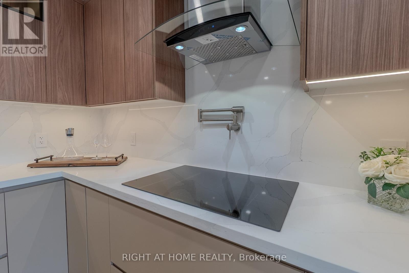 












608 - 447 WALMER ROAD

,
Toronto (Forest Hill South),




Ontario
M5P2X9

