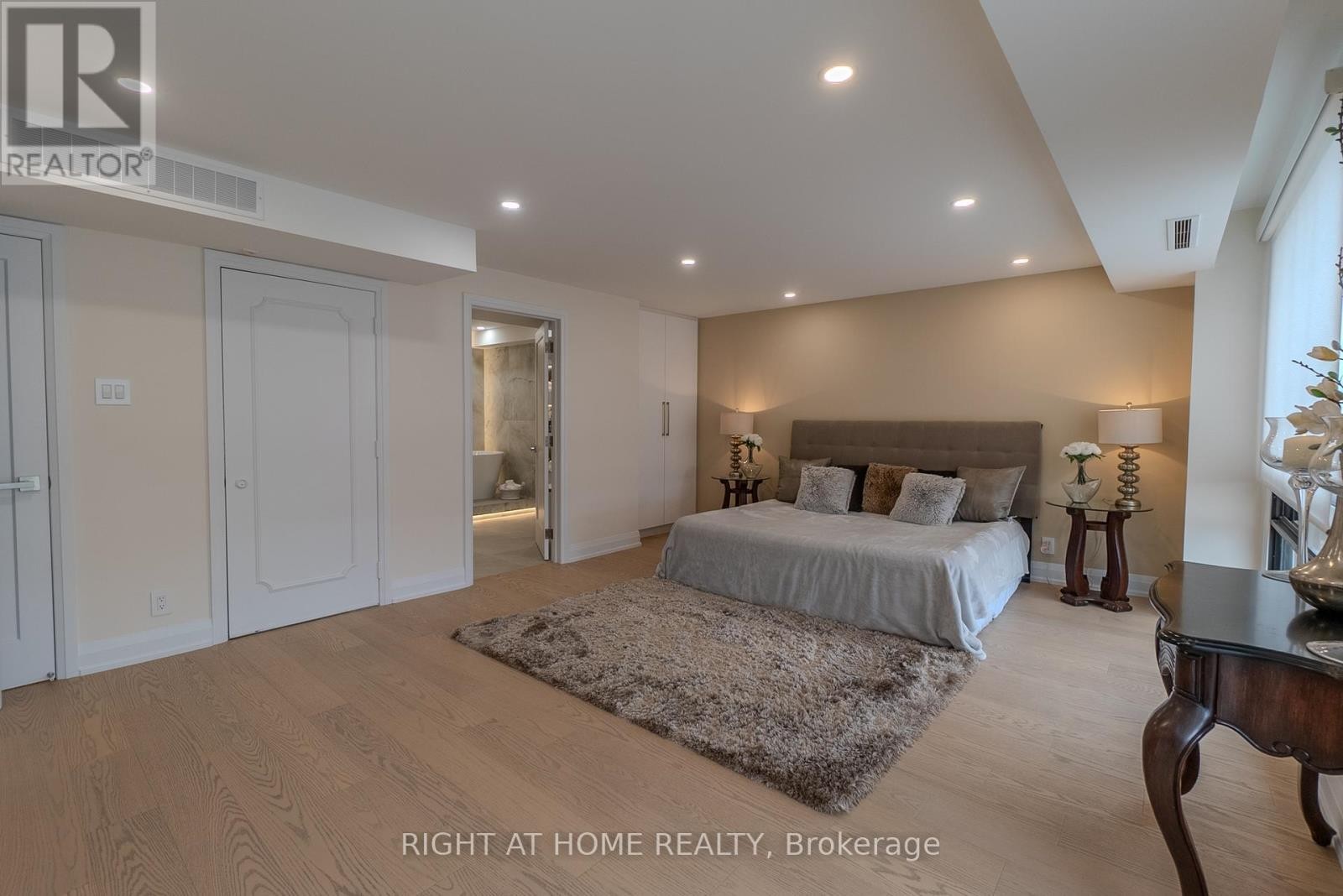 












608 - 447 WALMER ROAD

,
Toronto (Forest Hill South),




Ontario
M5P2X9

