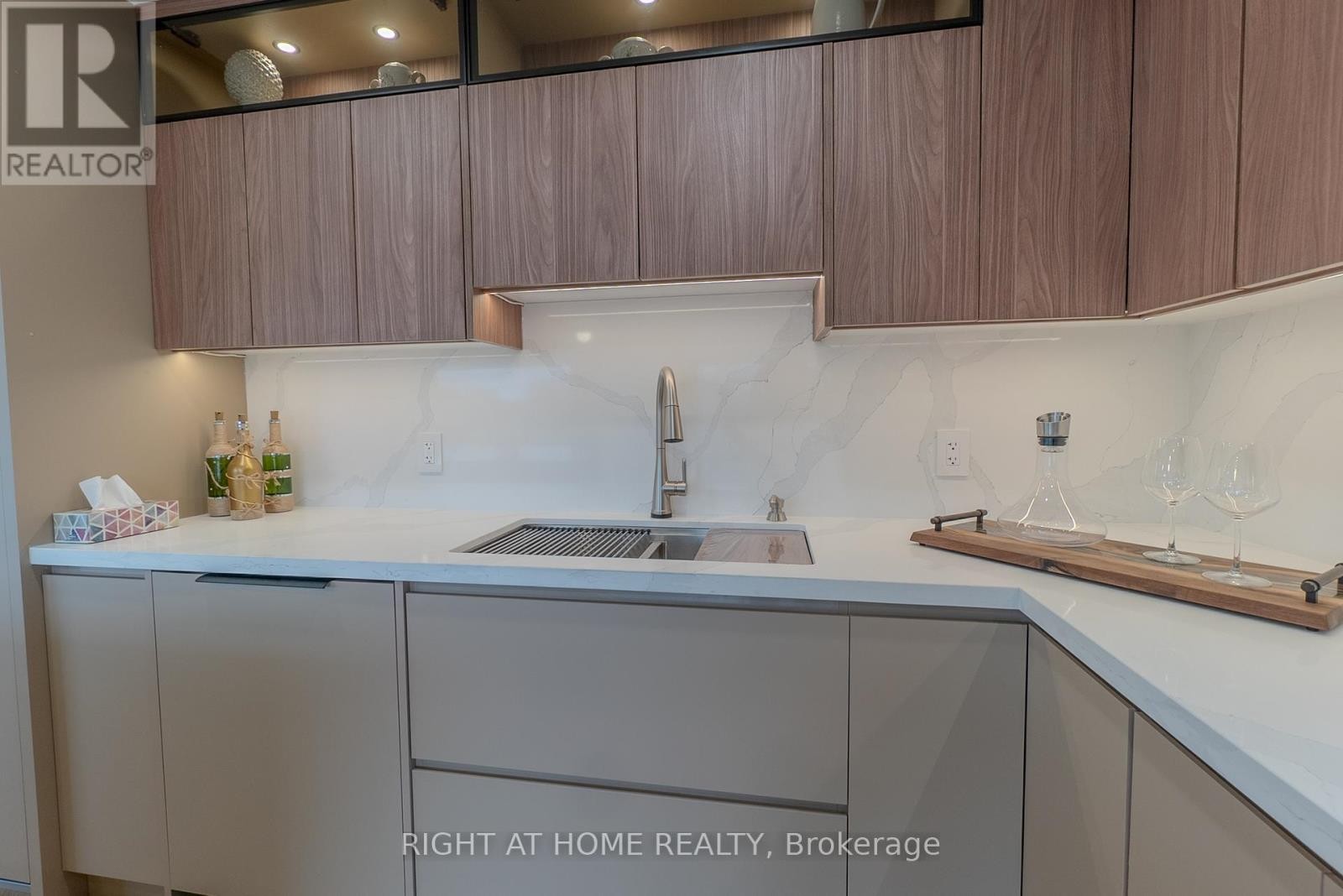 












608 - 447 WALMER ROAD

,
Toronto (Forest Hill South),




Ontario
M5P2X9

