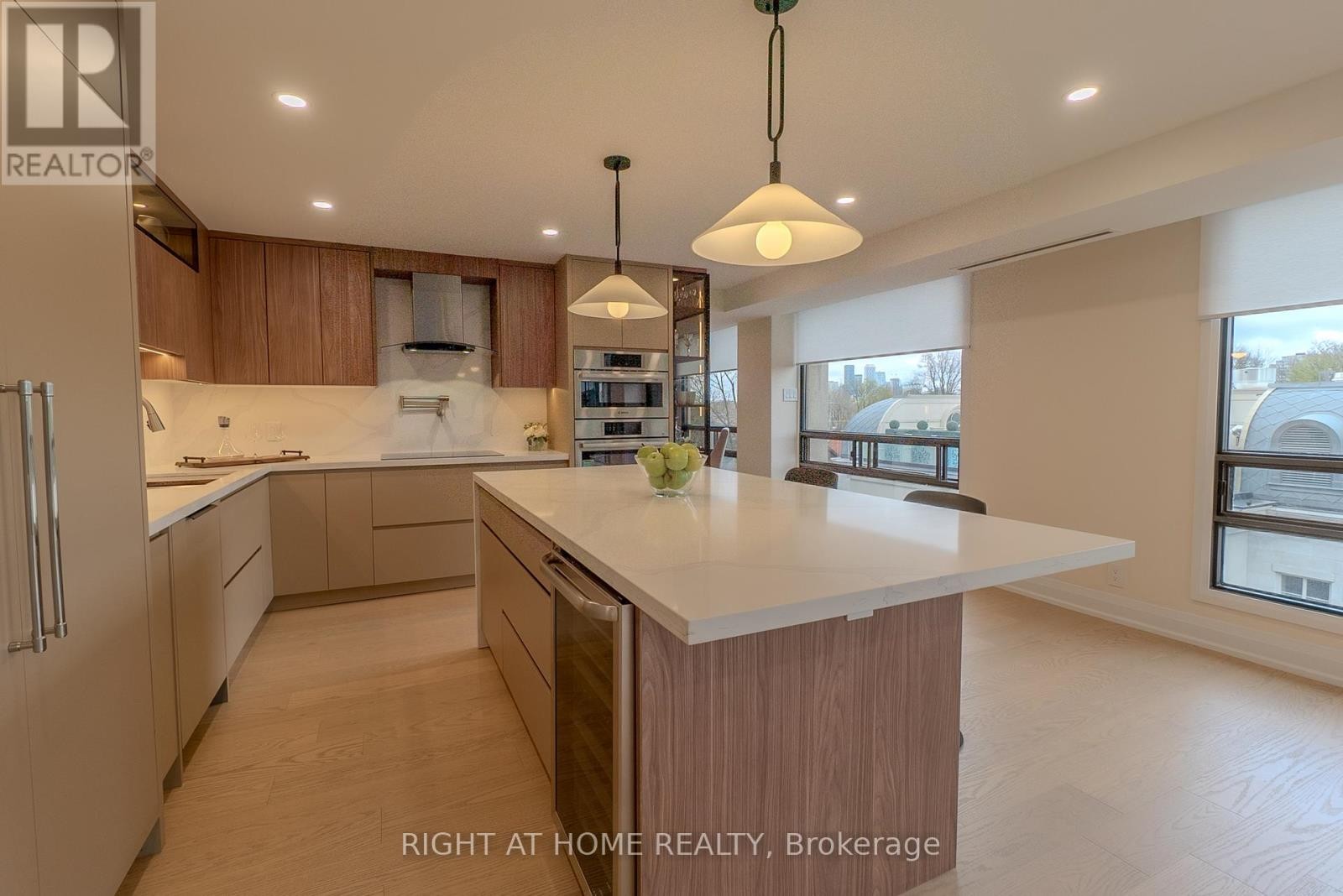 












608 - 447 WALMER ROAD

,
Toronto (Forest Hill South),




Ontario
M5P2X9

