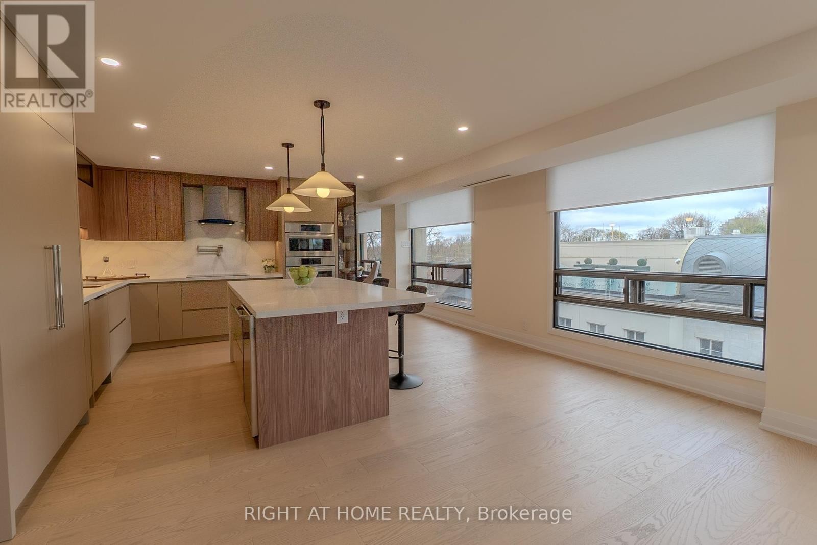 












608 - 447 WALMER ROAD

,
Toronto (Forest Hill South),




Ontario
M5P2X9

