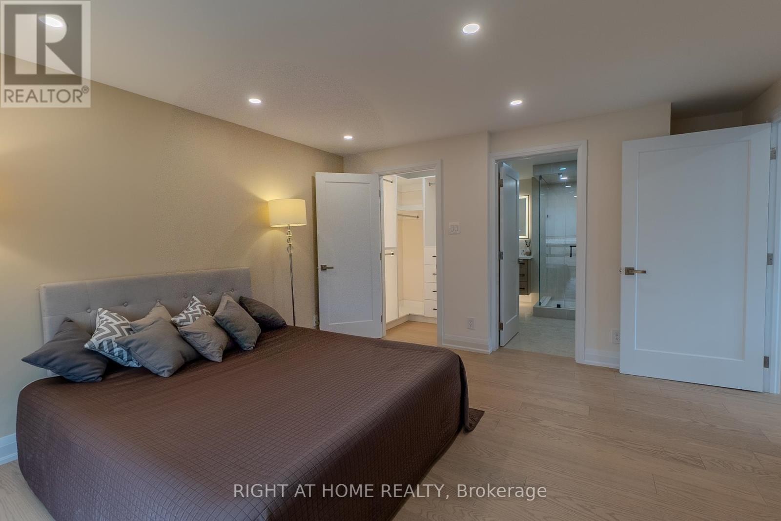 












608 - 447 WALMER ROAD

,
Toronto (Forest Hill South),




Ontario
M5P2X9

