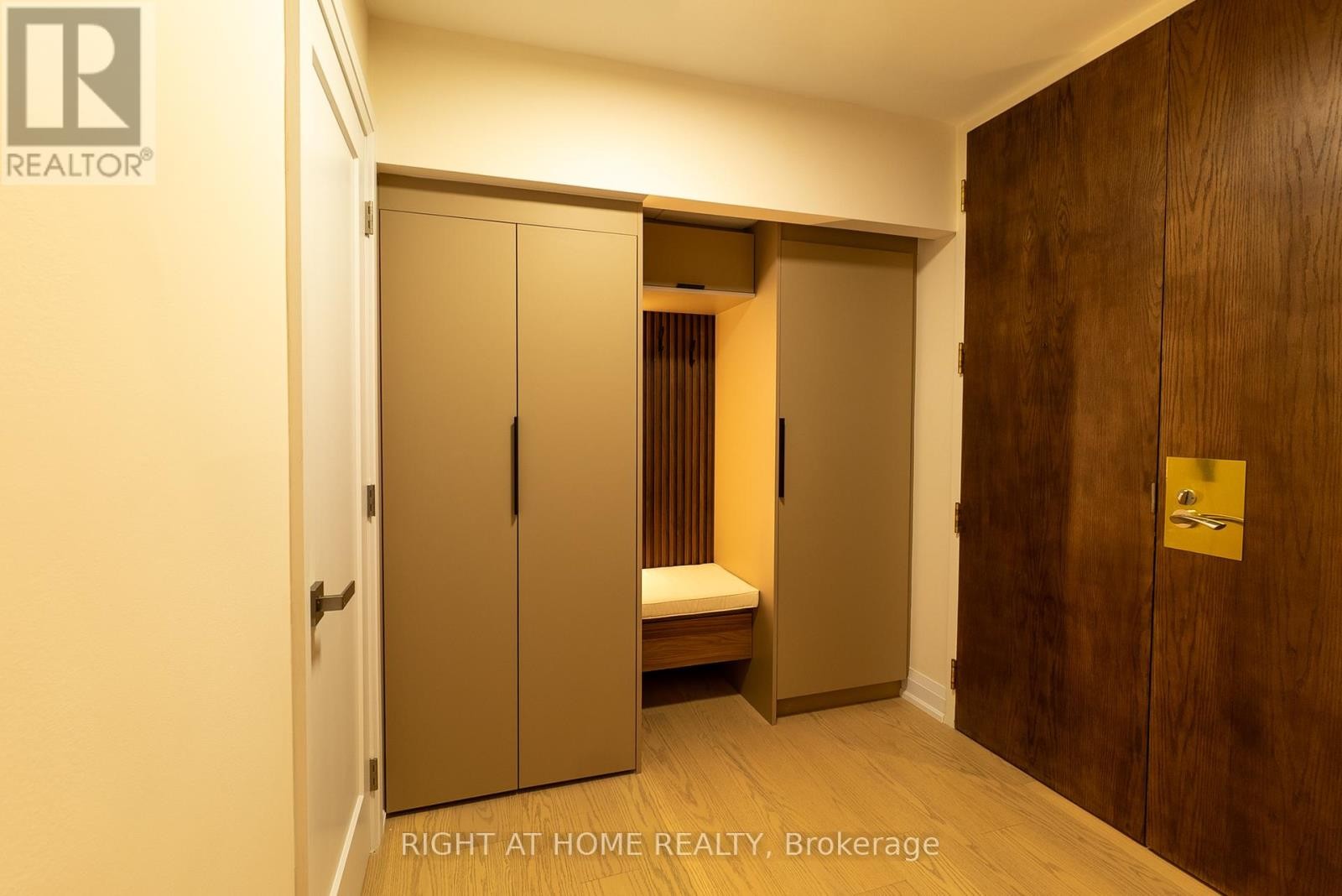 












608 - 447 WALMER ROAD

,
Toronto (Forest Hill South),




Ontario
M5P2X9

