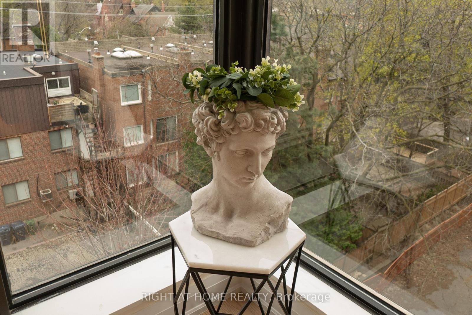 












608 - 447 WALMER ROAD

,
Toronto (Forest Hill South),




Ontario
M5P2X9

