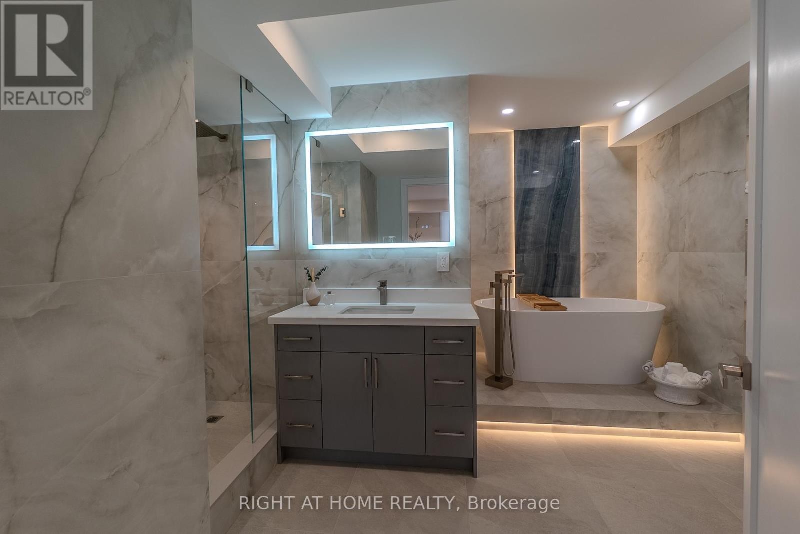 












608 - 447 WALMER ROAD

,
Toronto (Forest Hill South),




Ontario
M5P2X9

