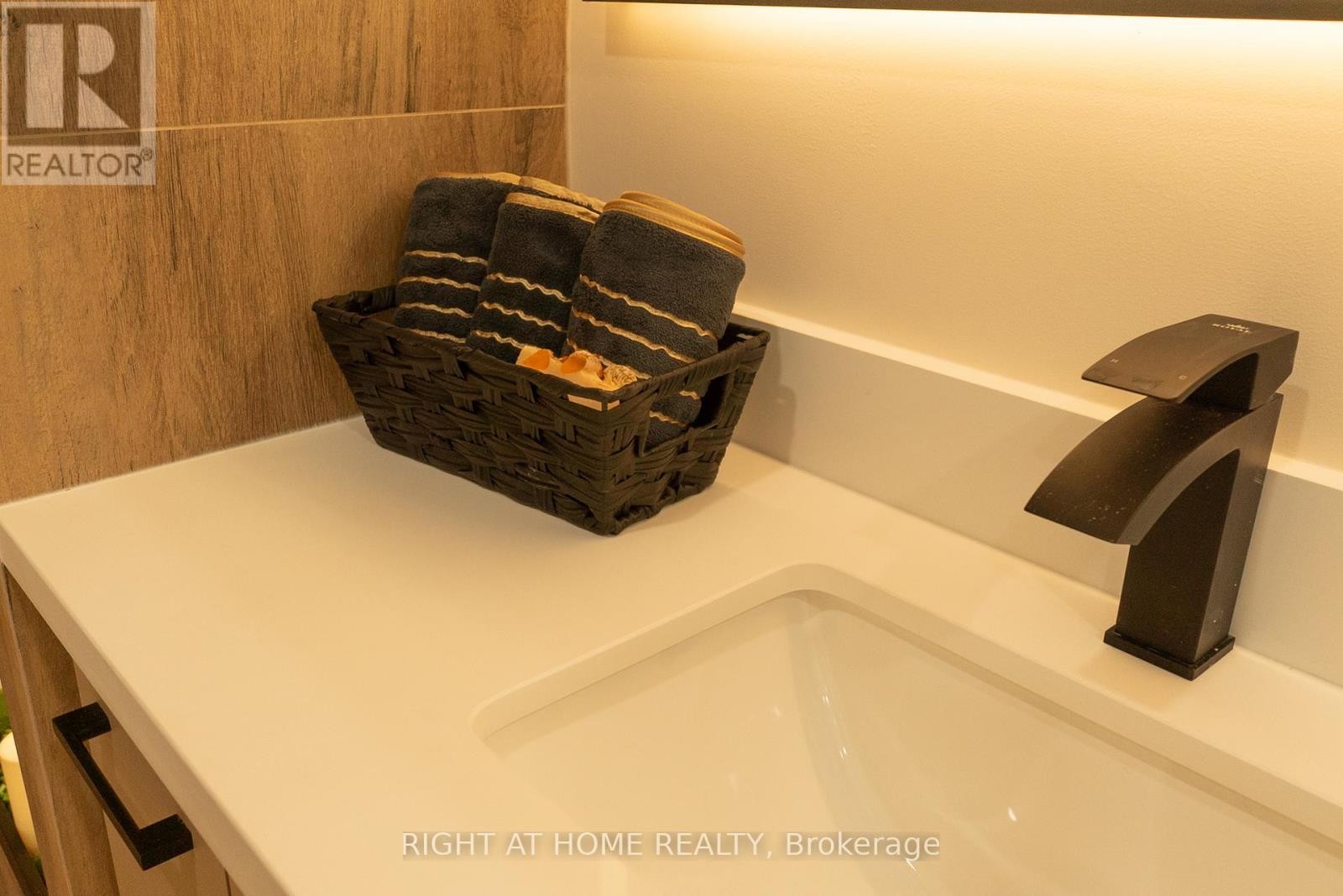 












608 - 447 WALMER ROAD

,
Toronto (Forest Hill South),




Ontario
M5P2X9

